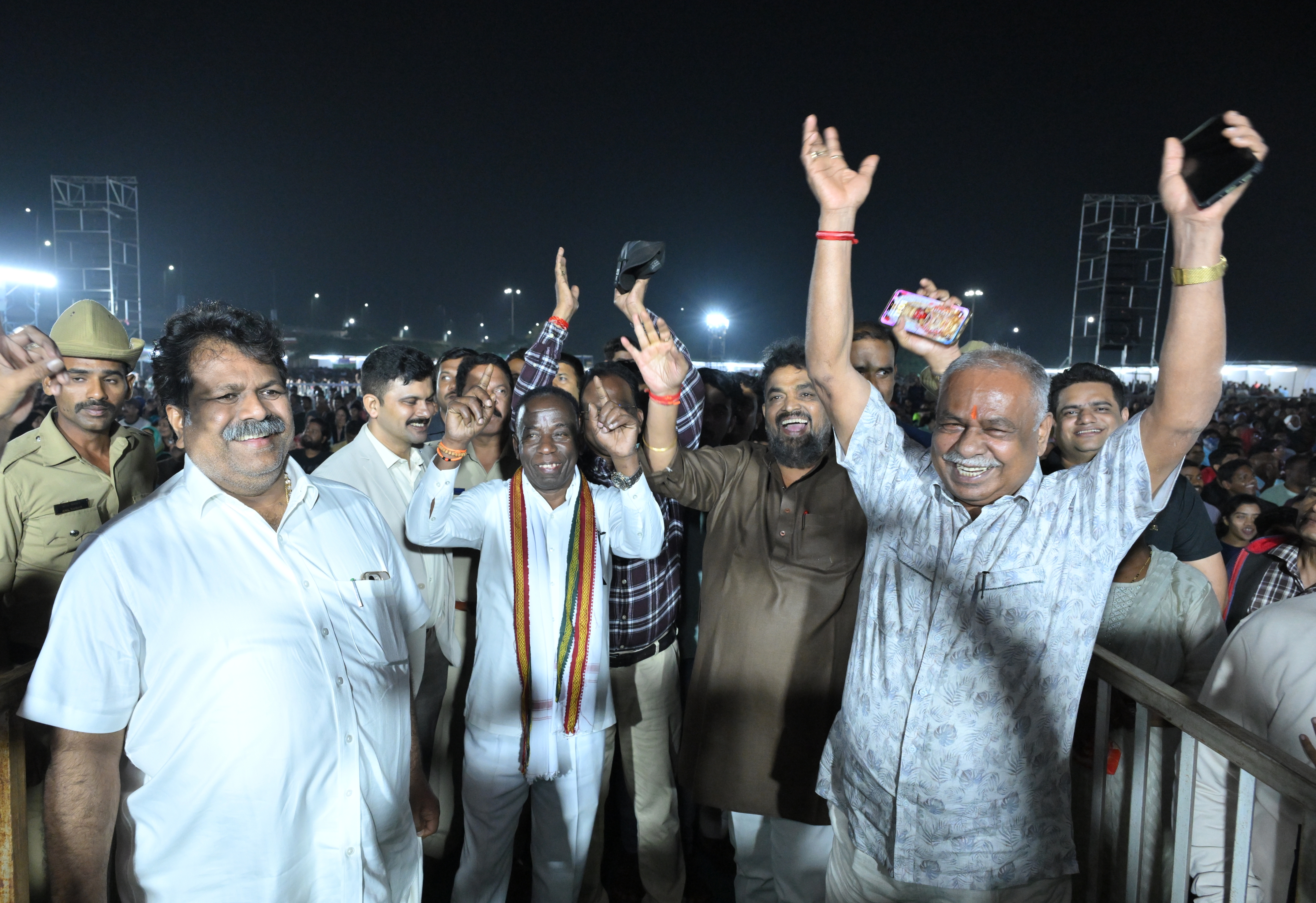 ಕರಾವಳಿ ಉತ್ಸವ ಸಪ್ತಾಹದಲ್ಲಿ ಗಾಯಕ ಶಂಕರ ಮಹಾದೇವನ್ ಹಾಡಿಗೆ ಜಿಲ್ಲಾ ಉಸ್ತುವಾರಿ ಸಚಿವ ಮಂಕಾಳ ವೈದ್ಯ ಶಾಸಕರಾದ ಸತೀಶ ಸೈಲ್ ಗಣಪತಿ ಉಳ್ವೇಕರ ಶಾಂತಾರಾಮ ಸಿದ್ದಿ ಸಂಭ್ರಮಿಸಿದರು.