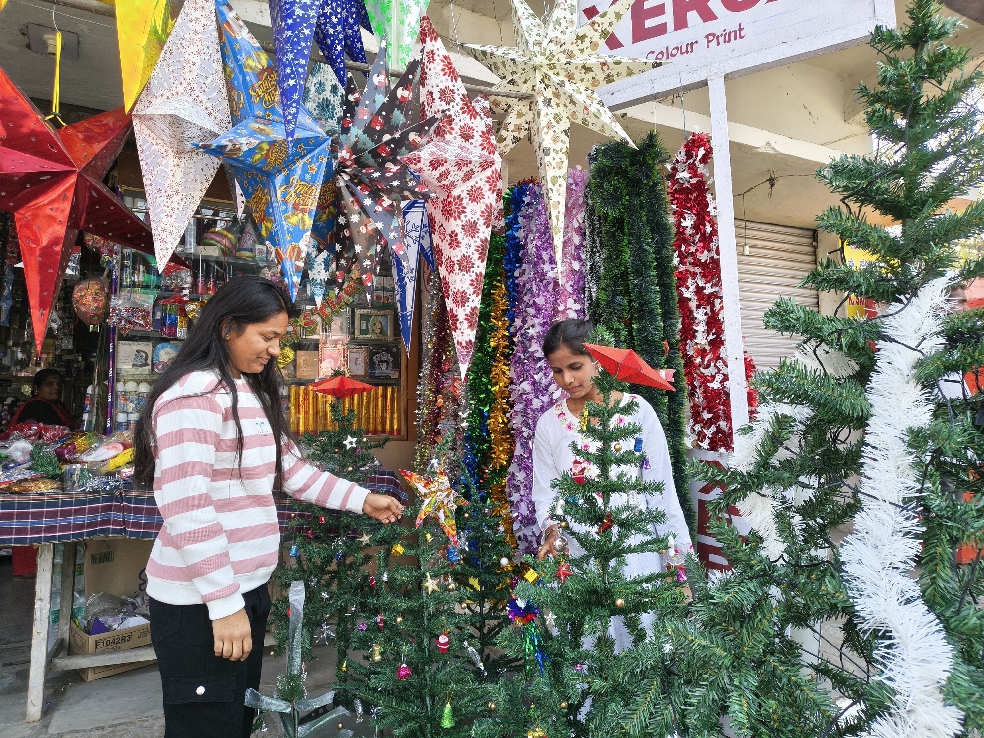 ರಾಯಚೂರು ಸ್ಟೇಷನ್ ರಸ್ತೆಯಲ್ಲಿನ ಅಂಗಡಿಗಳಲ್ಲಿ ಕ್ರಿಸ್‌ಮಸ್ ಹಬ್ಬಕ್ಕಾಗಿ ಅಲಂಕಾರಕ್ಕಾಗಿ ವಸ್ತುಗಳ ಖರೀದಿಗೆ ಮುಂದಾದ ಜನ