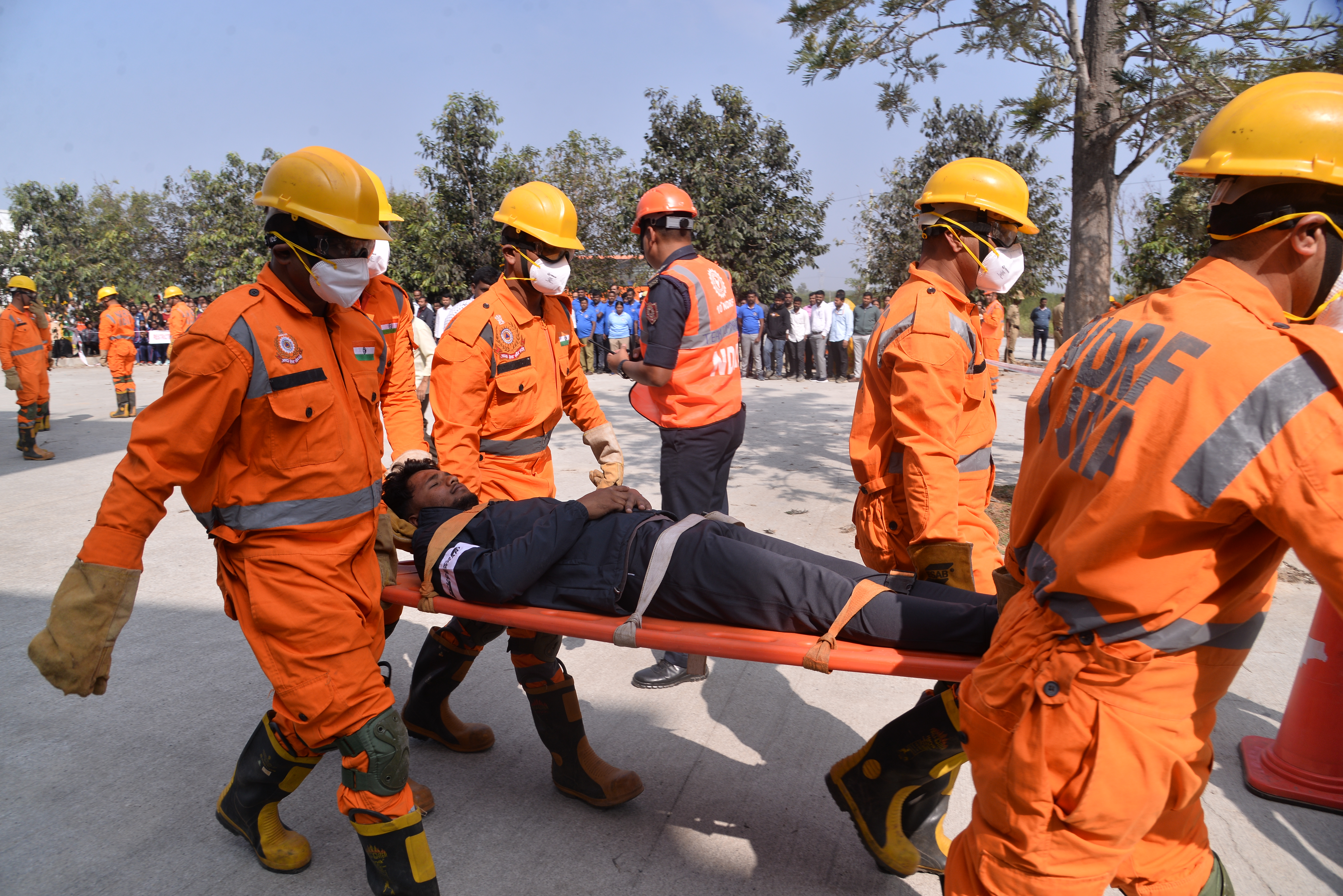 ವ್ಯಕ್ತಿಯನ್ನು ರಕ್ಷಿಸಿ ಕರೆದೊಯ್ಯುತ್ತಿರುವ ಎನ್‌ಡಿಆರ್‌ಎಫ್‌ ಸಿಬ್ಬಂದಿ