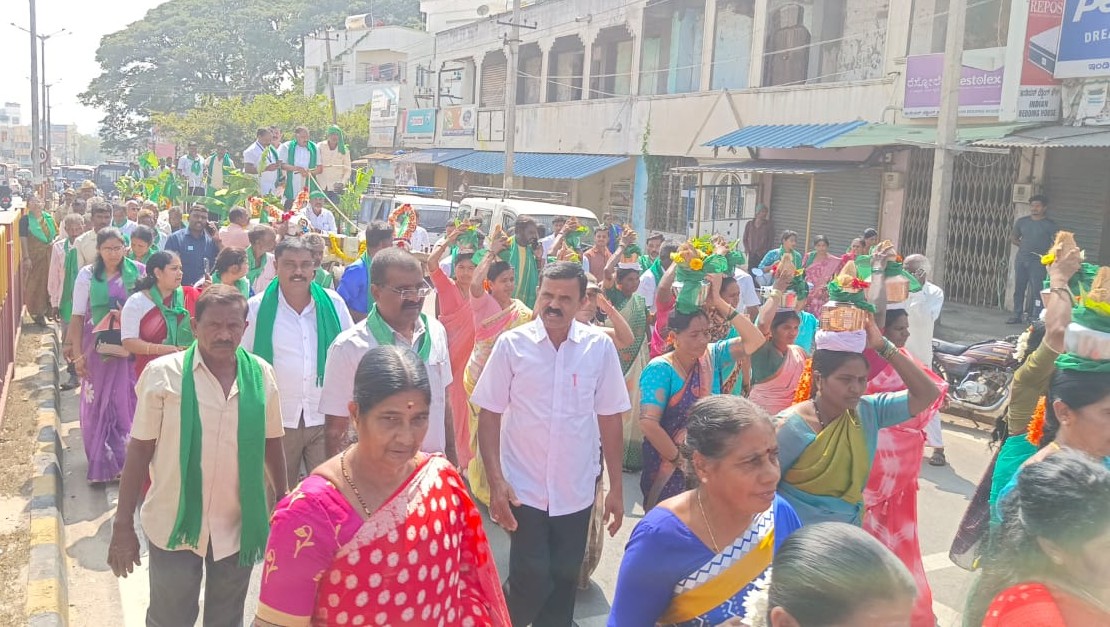 ರೈತ ದಿನಾಚರಣೆ ಅಂಗವಾಗಿ ಅರಸೀಕೆರೆಯಲ್ಲಿ ಮಂಗಳವಾರ ಅದ್ಧೂರಿ ಮೆರವಣಿಗೆ ನಡೆಯಿತು.