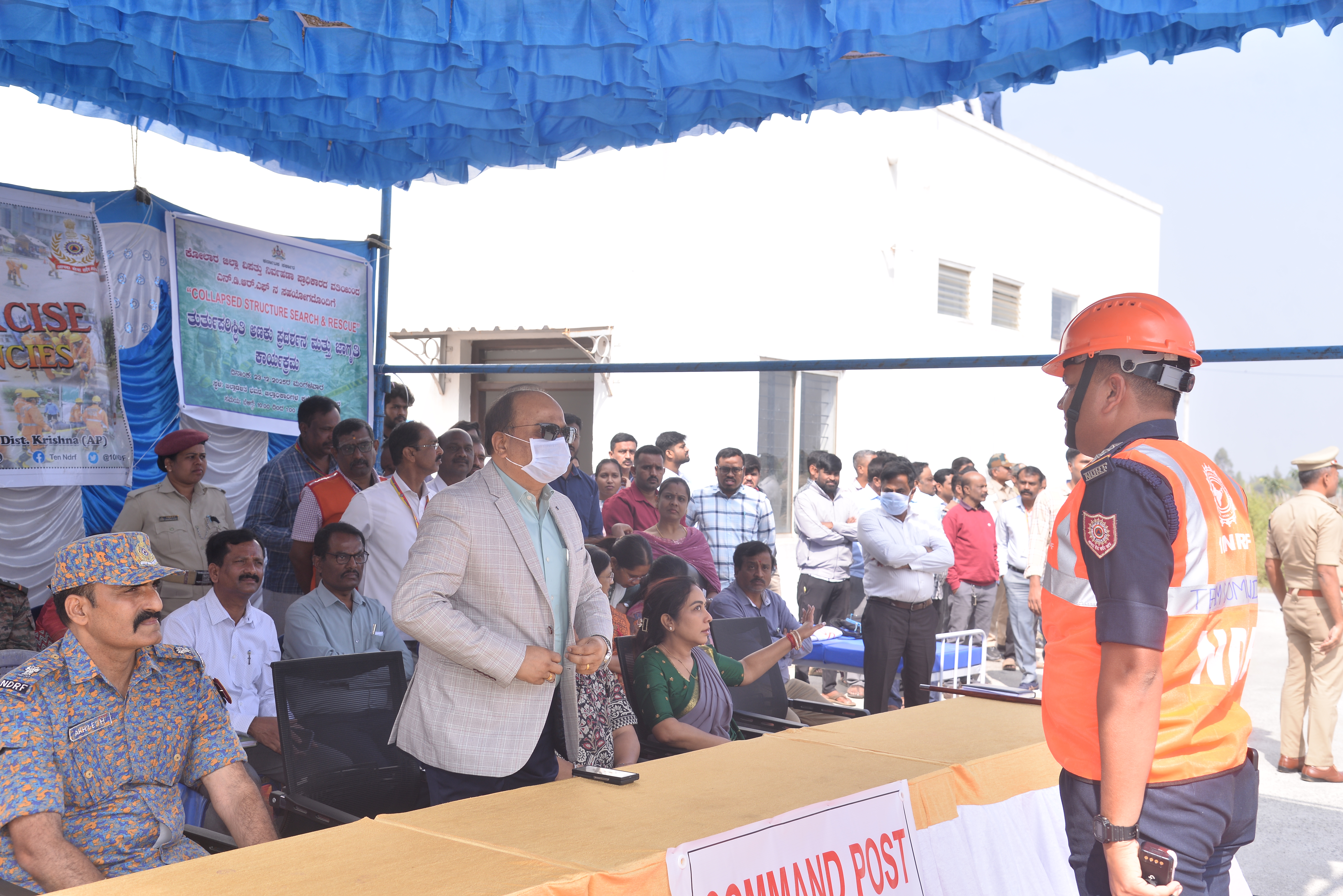 ಅವಘಡದ ಬಗ್ಗೆ ಜಿಲ್ಲಾಧಿಕಾರಿ ಎಂ.ಆರ್.ರವಿ ಅವರಿಗೆ ವರದಿ ಒಪ್ಪಿಸಿ ಅನುಮತಿ ಪಡೆಯುತ್ತಿರುವ ಕಮಾಂಡರ್‌