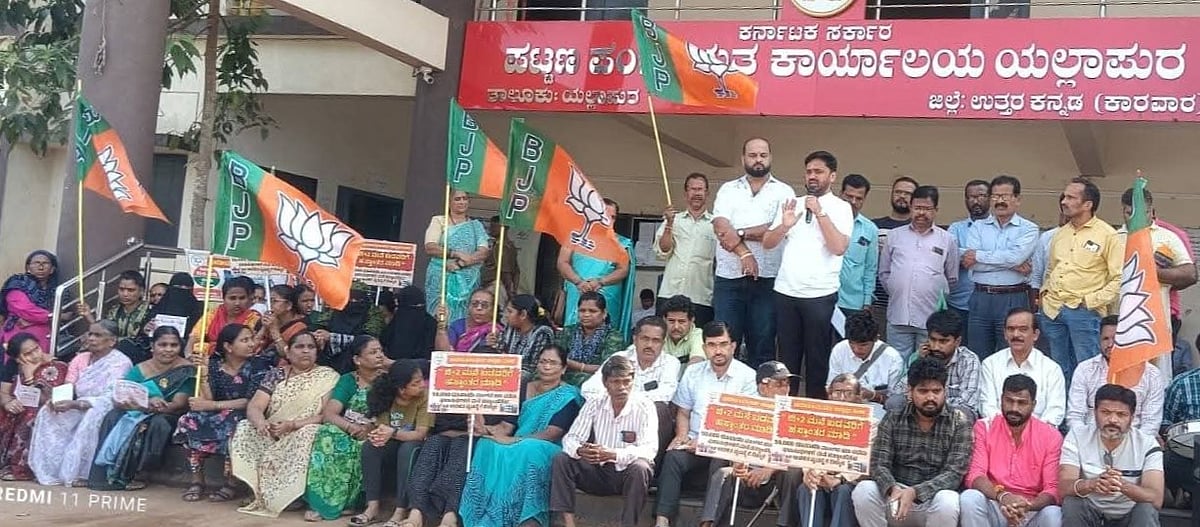 ಯಲ್ಲಾಪುರ: ಜಿ+2 ಮನೆ ಹಸ್ತಾಂತರಕ್ಕೆ ಆಗ್ರಹಿಸಿ ಪ್ರತಿಭಟನೆ
