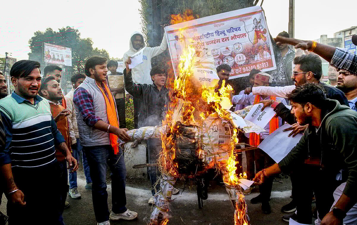 ತೀವ್ರಗೊಂಡ ಬಿಕ್ಕಟ್ಟು: ಭಾರತದಲ್ಲಿ ವೀಸಾ ಸೇವೆಗಳನ್ನು ಸ್ಥಗಿತಗೊಳಿಸಿದ ಬಾಂಗ್ಲಾ