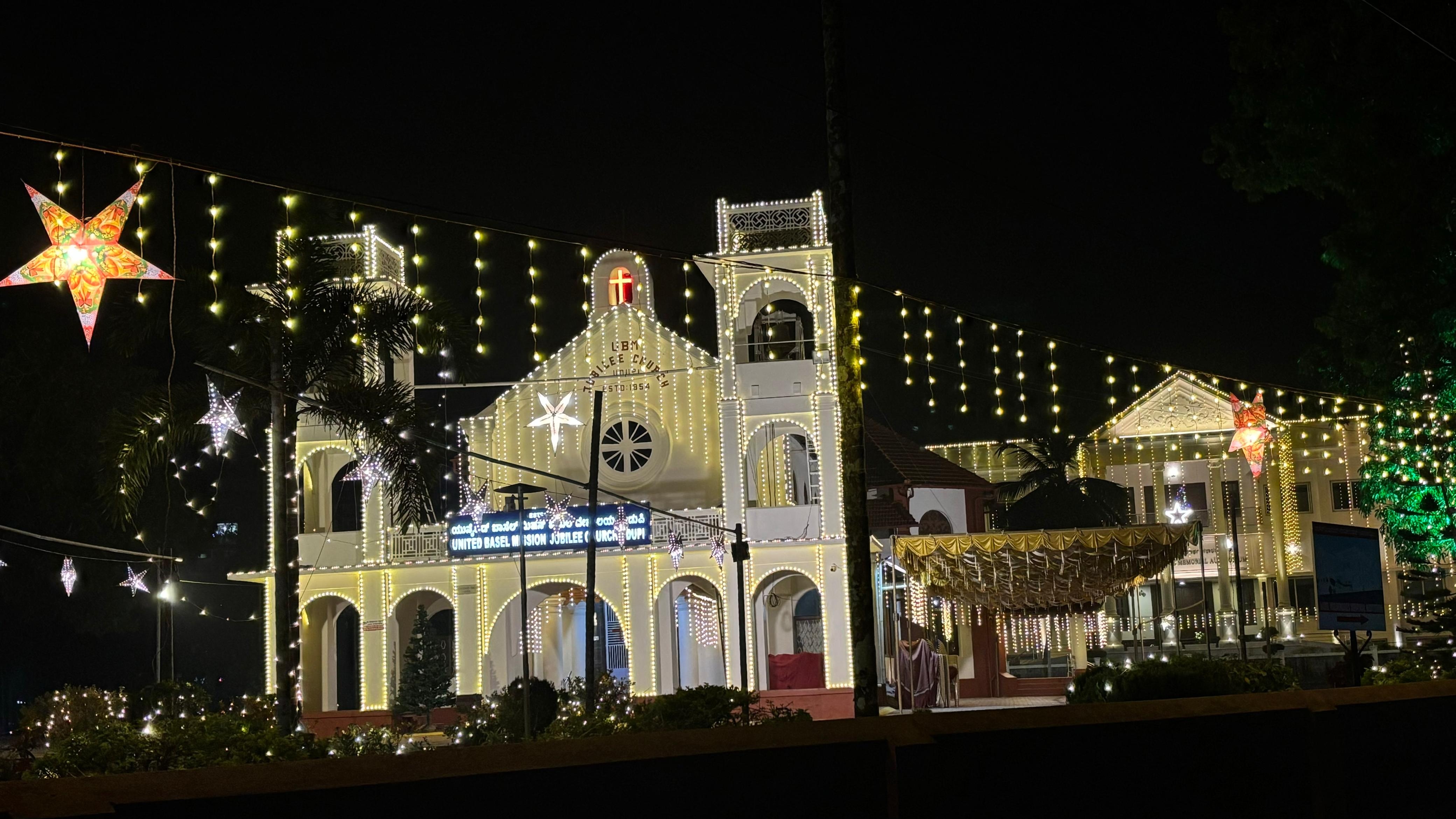 ವಿದ್ಯುತ್‌ ದೀಪಾಲಂಕಾರದಿಂದ ಕಂಗೊಳಿಸಿದ ಉಡುಪಿಯ ಯುಬಿಎಂ ಚರ್ಚ್