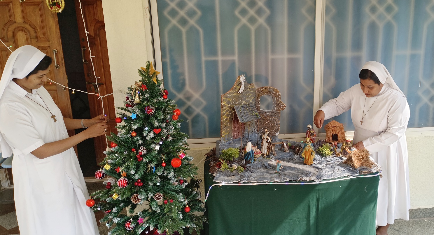 ಮಾಗಡಿಯ ಹೊಸಪೇಟೆಯ ಫ್ರಾನ್ಸಿಸ್ಕನ್ ಸಿಸ್ಟರ್ಸ್ ಆಫ್ ಸೇಂಟ್ ಎಲಿಜಬೆತ್ ನವಜ್ಯೋತಿ ಮಕ್ಕಳ ಮನೆಯಲ್ಲಿ ಹಬ್ಬದ ತಯಾರಿಯಲ್ಲಿ ತೊಡಗಿರುವ ಕ್ರೈಸ್ತ ಸನ್ಯಾಸಿನಿಯರು