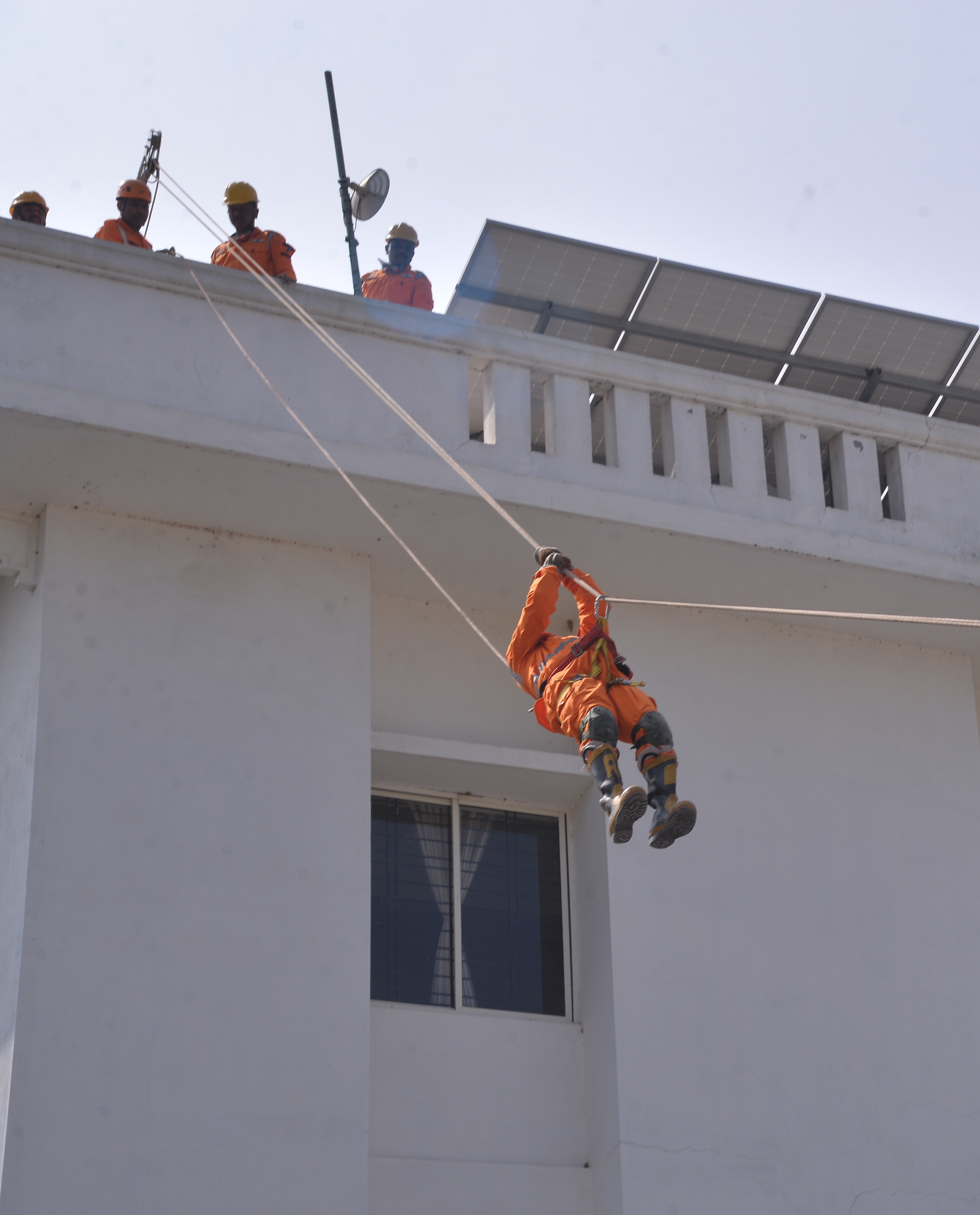 ಬಹುಮಹಡಿ ಕಟ್ಟಡಕ್ಕೆ ಬೆಂಕಿ ಬಿದ್ದಾಗ ವ್ಯಕ್ತಿಯನ್ನು ಹಗ್ಗದ ಸಹಾಯದಿಂದ ರಕ್ಷಣೆ ಮಾಡುವ ಪರಿ