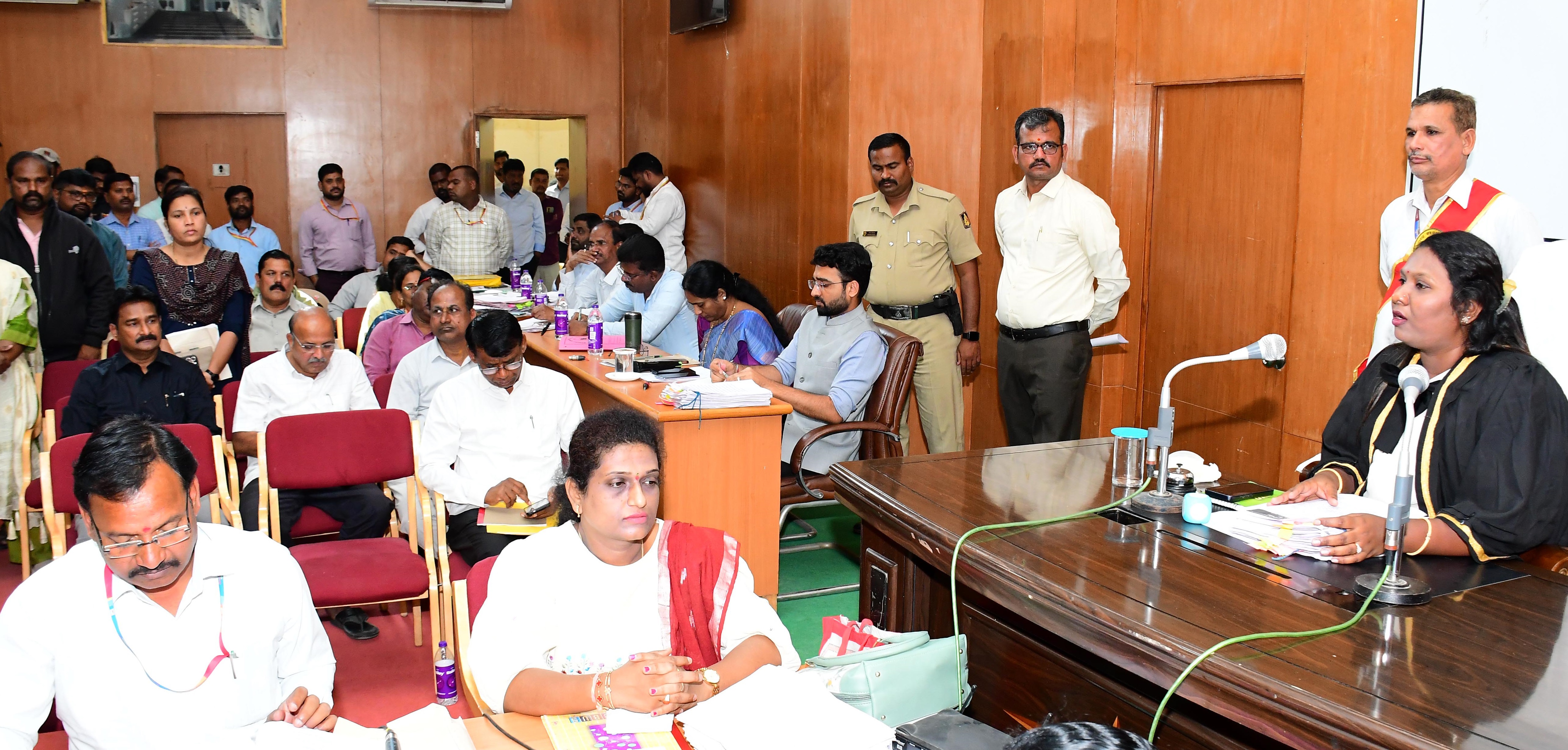 ಕಲಬುರಗಿ ಮಹಾನಗರ ಪಾಲಿಕೆ ಸಾಮಾನ್ಯ ಸಭೆಯಲ್ಲಿ ಮೇಯರ್‌ ವರ್ಷಾ ಜಾನೆ ಮಾತನಾಡಿದರು