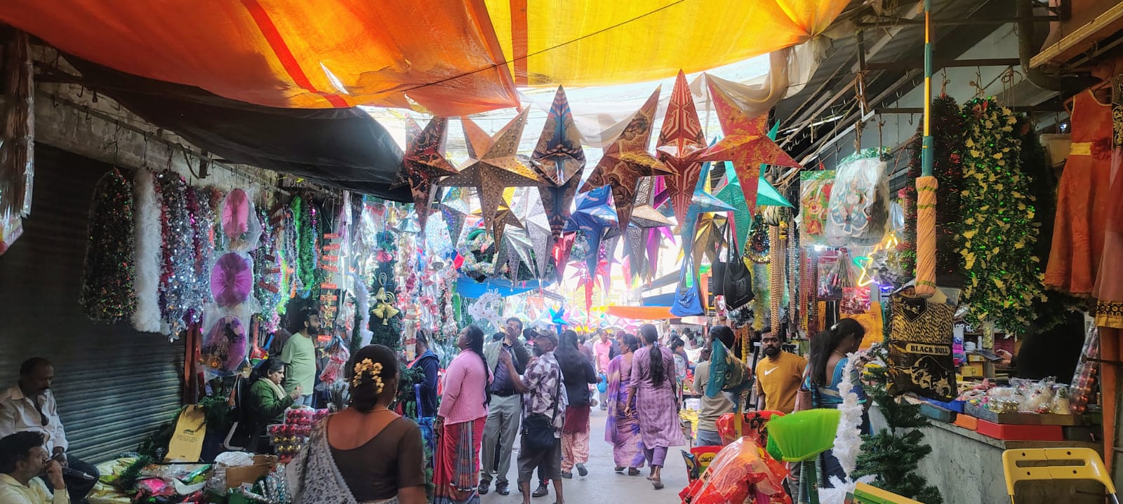 ಕೆಜಿಎಫ್ ರಾಬರ್ಟ್‌ಸನ್ ಪೇಟೆಯ ಎಂ.ಜಿ.ಮಾರುಕಟ್ಟೆಯಲ್ಲಿ ಕ್ರಿಸ್ಮಸ್ ಹಬ್ಬದ ಸಂಬಂಧ ಮಂಗಳವಾರ ಗ್ರಾಹಕರು ಅಲಂಕಾರಿಕ ವಸ್ತುಗಳನ್ನು ಖರೀದಿಸುತ್ತಿರುವುದು 