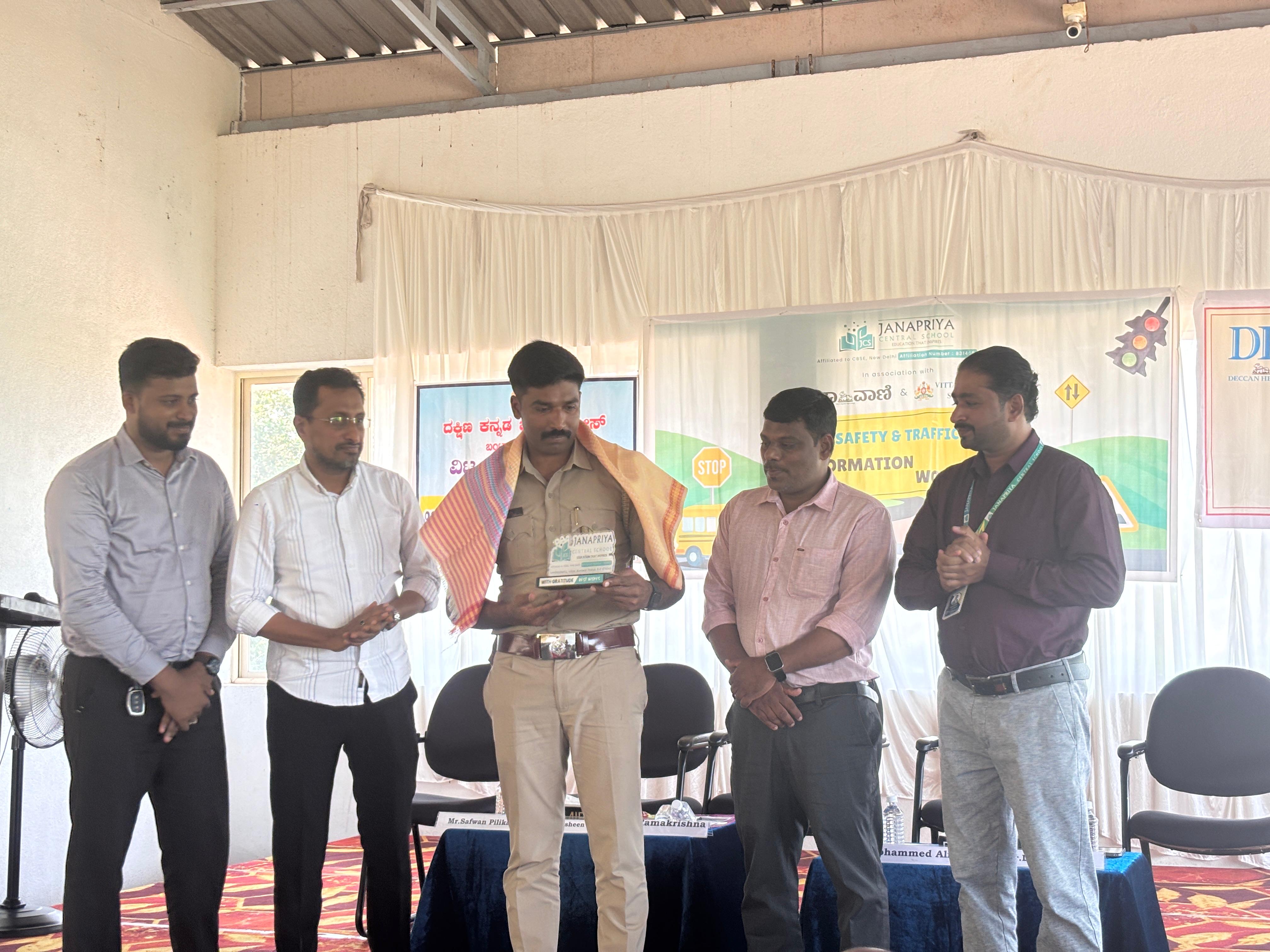 ಜಾಗೃತಿ ಕಾರ್ಯಕ್ರಮದಲ್ಲಿ ಪಿಎಸ್‌ಐ ರಾಮಕೃಷ್ಣ ಅವರನ್ನು ಸನ್ಮಾನಿಸಲಾಯಿತು