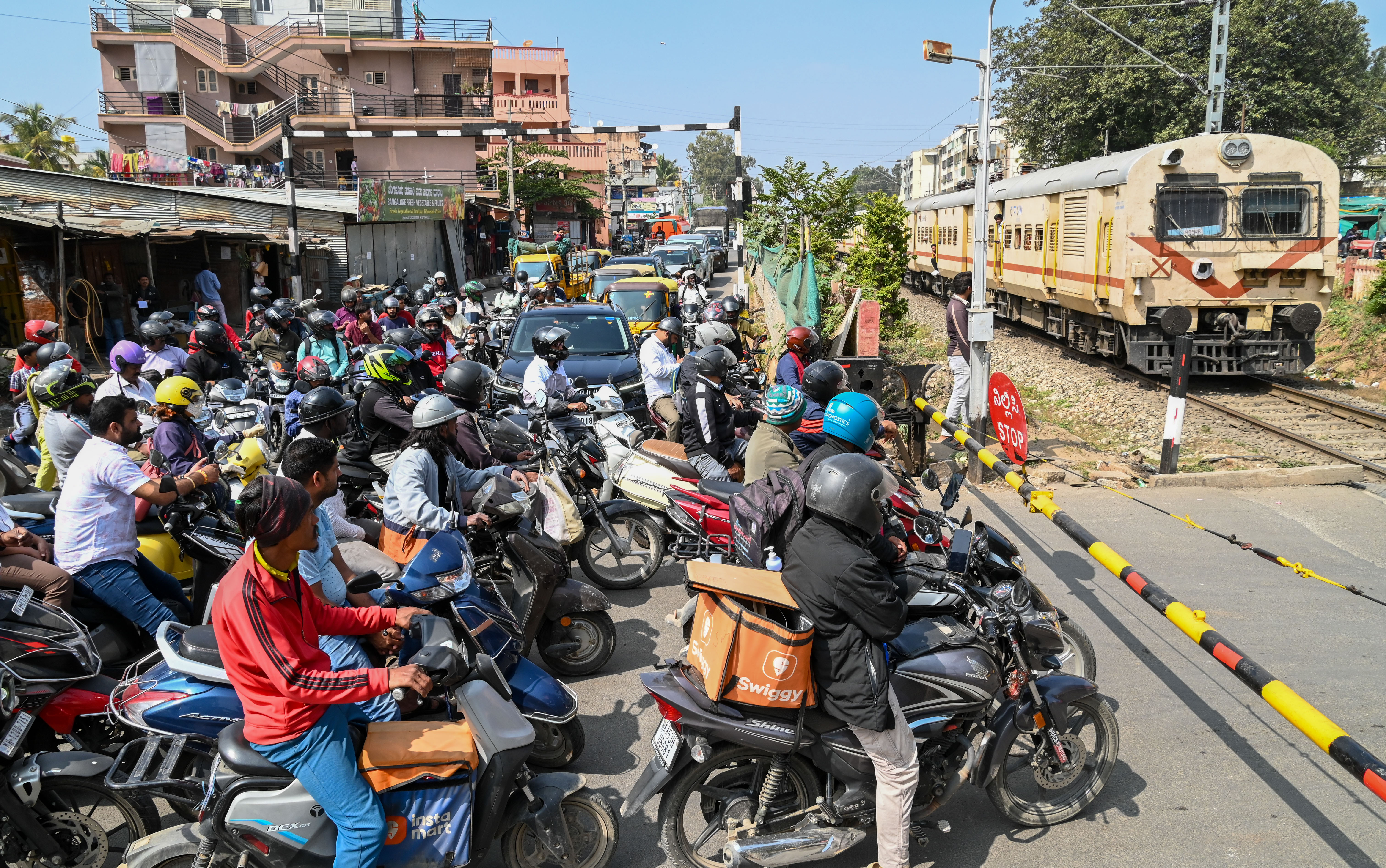 ಕಗ್ಗದಾಸಪುರ ರೈಲ್ವೆ ಕ್ರಾಸಿಂಗ್‌ನಲ್ಲಿ ರೈಲುಗೇಟ್‌ ತೆರೆಯುವುದನ್ನೇ ಕಾಯುತ್ತಿರುವ ವಾಹನ ಸವಾರರು
ಪ್ರಜಾವಾಣಿ ಚಿತ್ರ: ಎಂ.ಎಸ್. ಮಂಜುನಾಥ್