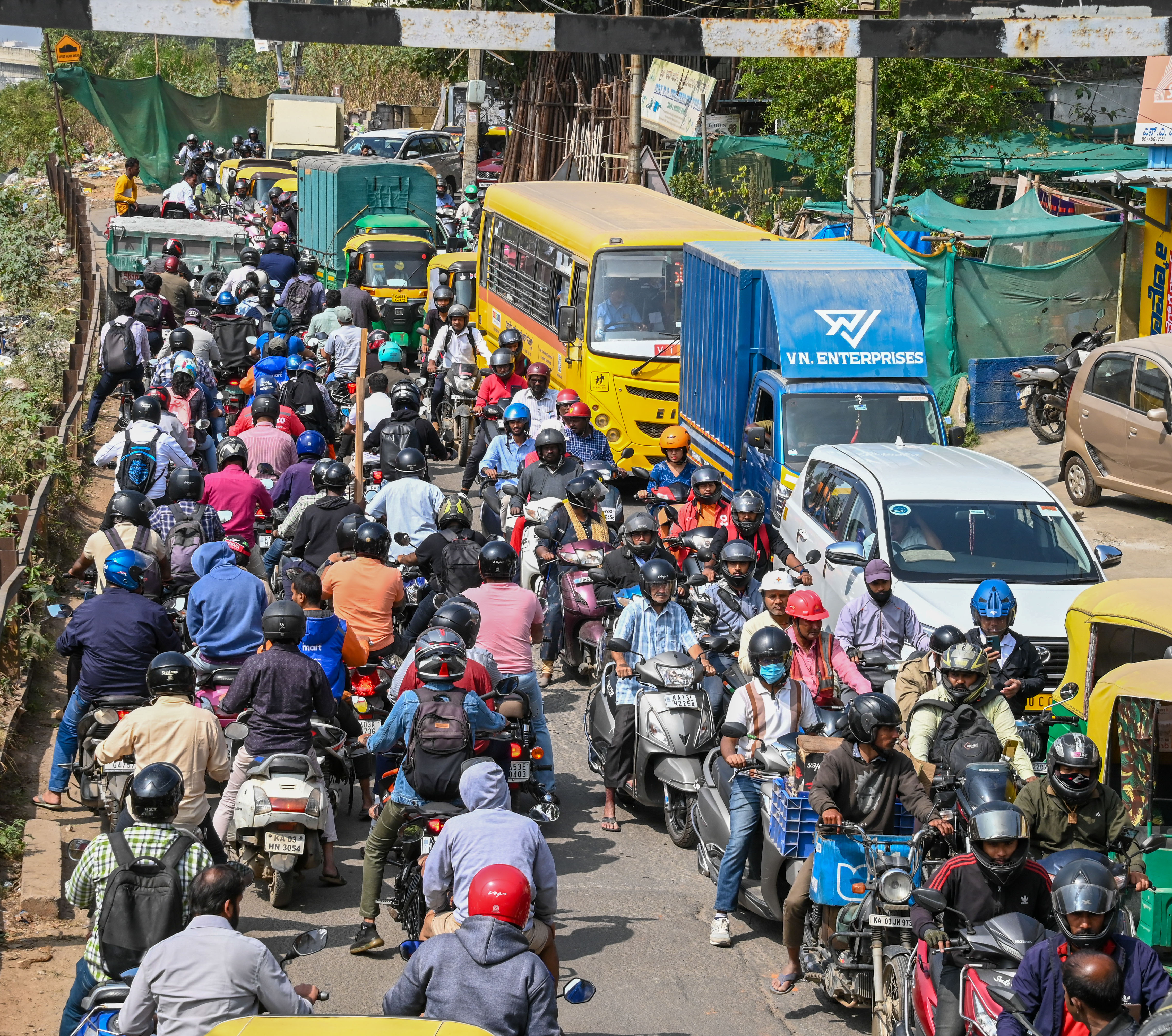 ಕಗ್ಗದಾಸಪುರ ರೈಲ್ವೆಗೇಟ್‌ ಸಂಪರ್ಕಿಸುವ ರಸ್ತೆಯಲ್ಲಿ ವಾಹನಗಳು ಸಾಲುಗಟ್ಟಿ ನಿಂತಿರುವುದು
ಪ್ರಜಾವಾಣಿ ಚಿತ್ರ: ಎಂ.ಎಸ್. ಮಂಜುನಾಥ್