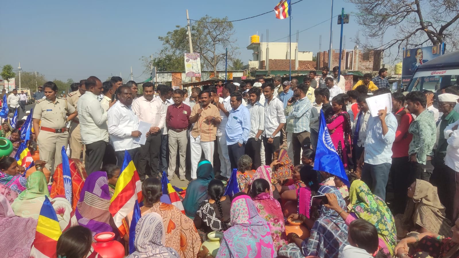 ಆಳಂದ ತಾಲ್ಲೂಕಿನ ಕಡಗಂಚಿ ಗ್ರಾಮದ ಭೀಮ ನಗರದ ನಿವಾಸಿಗಳು ಶಾಶ್ವತ ಕುಡಿಯುವ ನೀರಿಗಾಗಿ ಆಗ್ರಹಿಸಿ ರಾಜ್ಯ ಹೆದ್ದಾರಿ ಮೇಲೆ ರಸ್ತೆ ತಡೆ ಪ್ರತಿಭಟನೆ ನಡೆಸಿ ತಹಶೀಲ್ದಾರ್‌ ಅಣ್ಣರಾವ ಪಾಟೀಲ ಅವರಿಗೆ ಮನವಿ ಸಲ್ಲಿಸಲಾಯಿತು