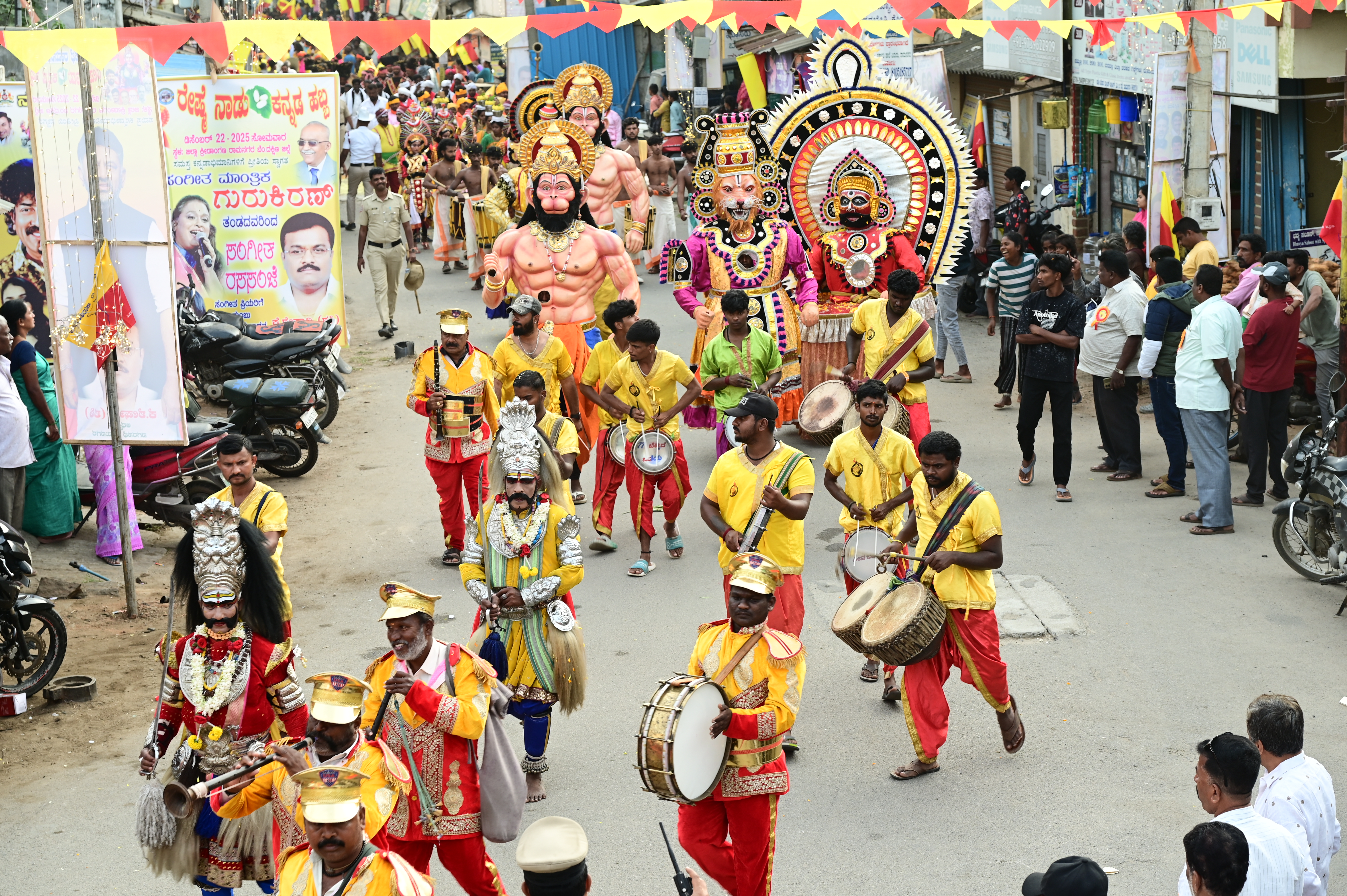 ಗಮನ ಸೆಳೆದ ಜಾನಪದ ಕಲಾ ತಂಡಗಳು