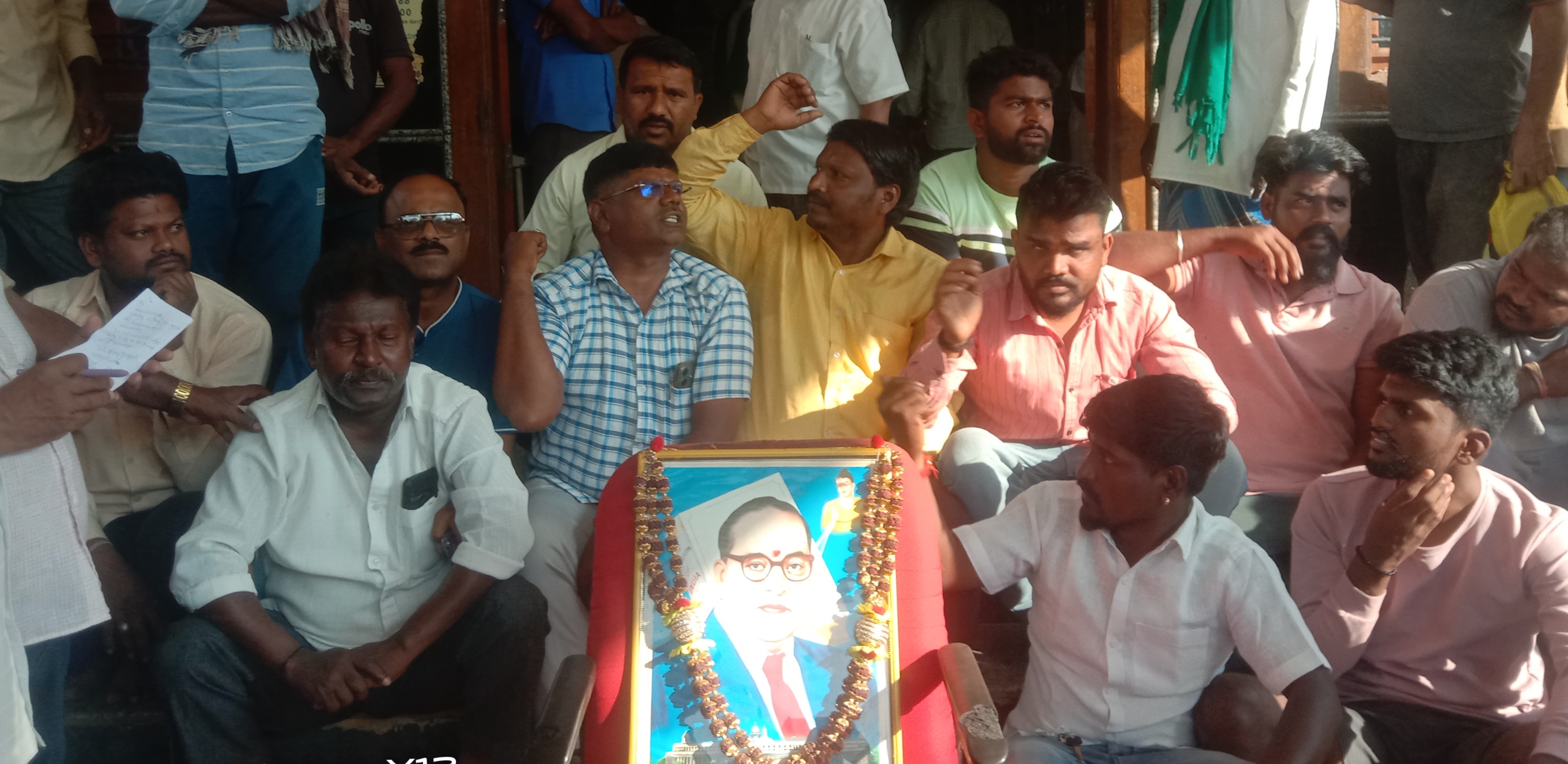 ನರಗುಂದ ದಲ್ಲಿ ಸಕಾಲಕ್ಕೆ 108 ಆಂಬ್ಯುಲೆನ್ಸ್ ವಾಹನ ಸಕಾಲಕ್ಕೆ ಬಾರದ ಪರಿಣಾಮ ಹೃದಯಾಘಾತ ಕ್ಕೆ ವ್ಯಕ್ತಿ ಬಲಿಯಾಗಿದ್ದಕ್ಕೆ.ಆಕ್ರೋಶಗೊಂಡ ಡಿಎಸ್ಎಸ್ ಕಾರ್ಯಕರ್ತರು ತಾಲ್ಲೂಕು ಸರ್ಕಾರಿ ಆಸ್ಪತ್ರೆ ಎದುರು ಧರಣಿ ನಡೆಸಿದರು.