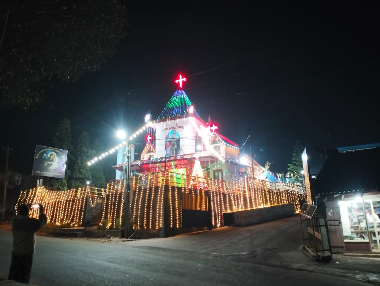 ಸುಂಟಿಕೊಪ್ಪ ಸಂತ ಅಂತೋಣಿ ದೇವಾಲಯದಲ್ಲಿ ಕ್ರಿಸ್ಮಸ್ ಹಬ್ಬದ ಪ್ರಯುಕ್ತ ವಿದ್ಯುತ್ ದೀಪಗಳಿಂದ ಅಲಂಕಾರಿಸಲಾಗಿದೆ.