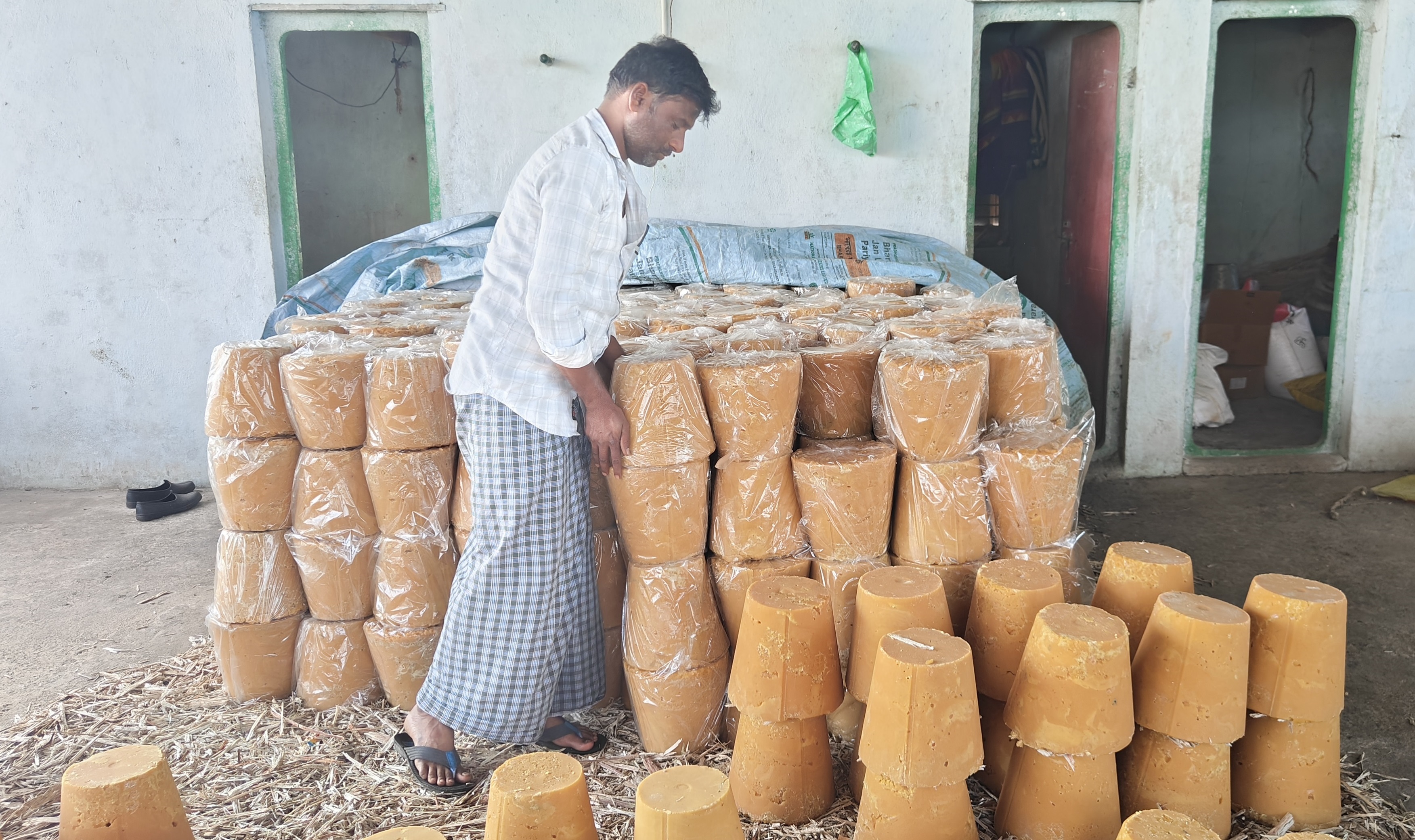 ಹಾವೇರಿ ಜಿಲ್ಲೆಯ ಶೀಗಿಹಳ್ಳಿಯ ಆಲೆಮನೆಯಲ್ಲಿ ತಯಾರಿಸಿದ ಬೆಲ್ಲವನ್ನು ಮಾರುಕಟ್ಟೆಗೆ ಕಳುಹಿಸಲು ಸಿದ್ಧಪಡಿಸುತ್ತಿರುವ ರೈತ