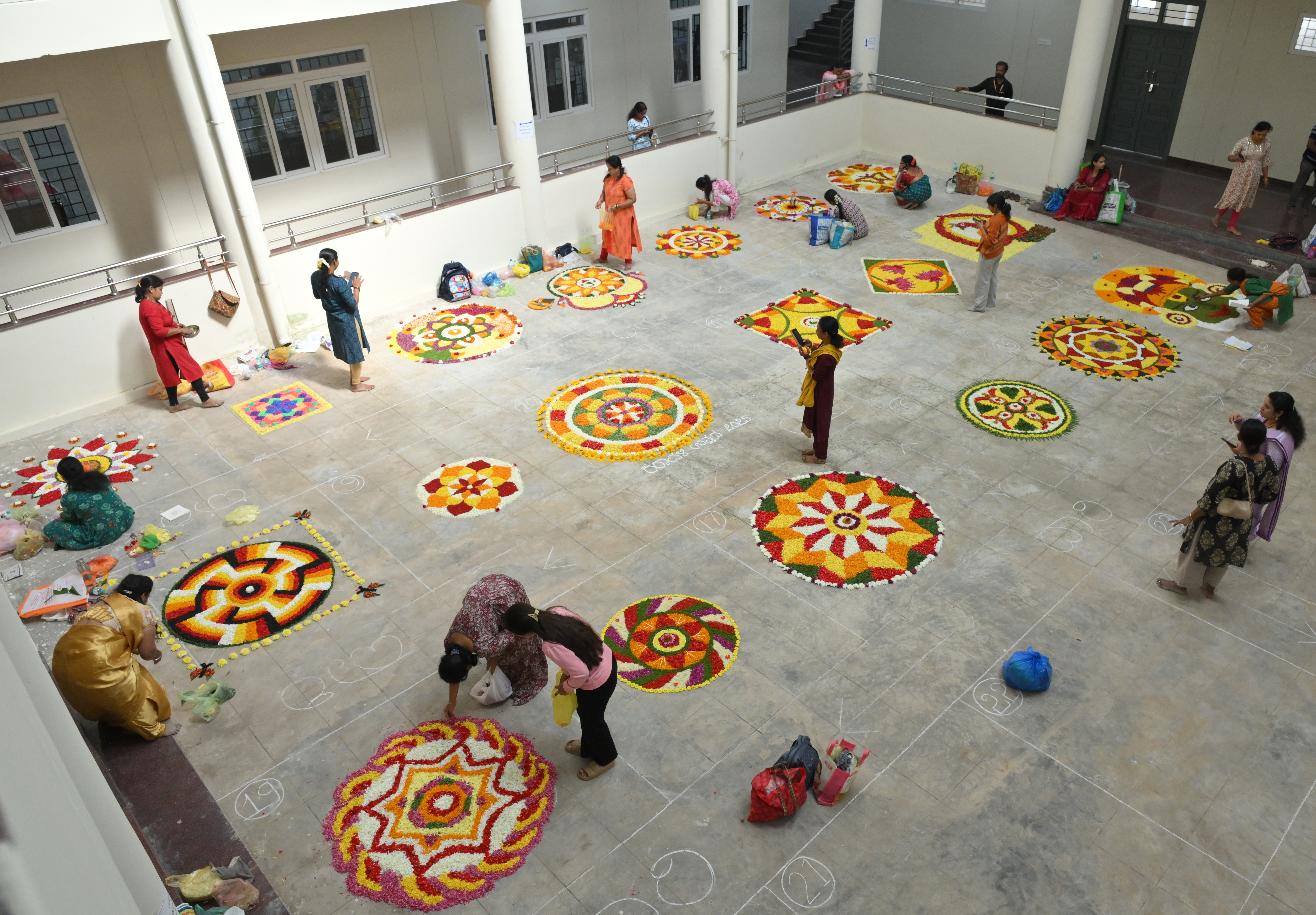 ಪ್ರಜಾಸೌಧ ಆವರಣದಲ್ಲಿ ಕರಾವಳಿ ಉತ್ಸವ ಸಪ್ತಾಹದ ಅಂಗವಾಗಿ ಆಯೋಜಿಸಿದ್ದ ರಂಗೋಲಿ ಸ್ಪರ್ಧೆಯಲ್ಲಿ ಮಹಿಳೆಯರು ಹೂವಿನಿಂದ ರಚಿಸಿದ್ದ ರಂಗೋಲಿಗಳು ಗಮನಸೆಳೆದವು.