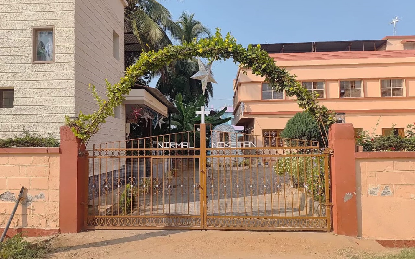 ಮುಂಡರಗಿ ಪಟ್ಟಣದ ಬಸವೇಶ್ವರ ನಗರದಲ್ಲಿರುವ ನಿರ್ಮಲ ಮಂದಿರಕ್ಕೆ ಕ್ರಿಸ್‌ಮಸ್‌ ಅಲಂಕಾರ