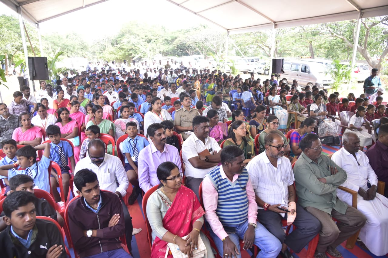 ಮಕ್ಕಳ ಗ್ರಾಮ ಸಭೆಯಲ್ಲಿ ಭಾಗವಹಿಸಿದ್ದ ಮಕ್ಕಳು ಶಿಕ್ಷಕರು