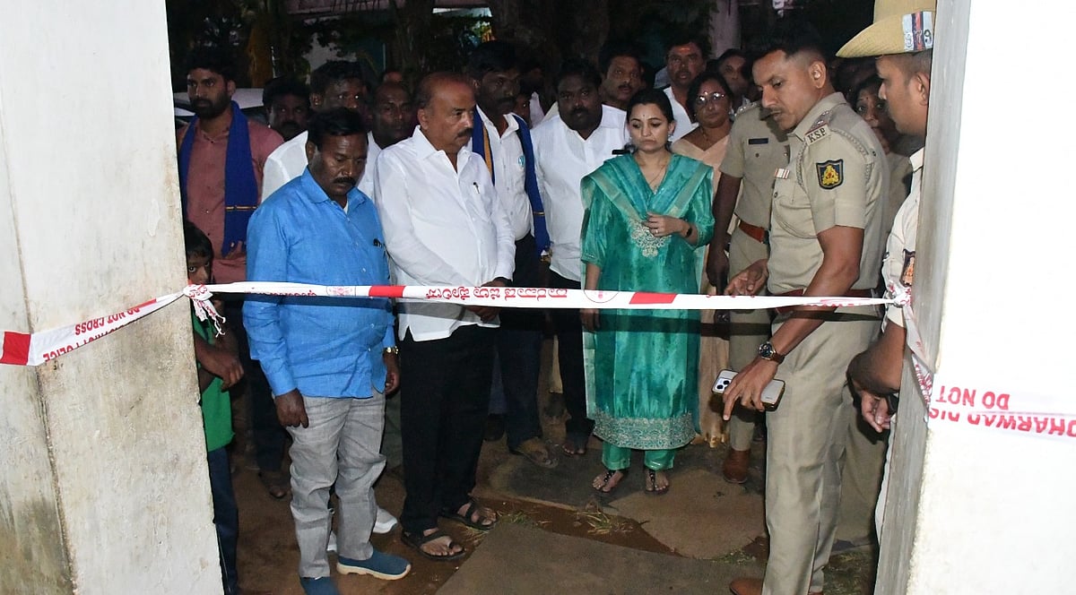 ಮರ್ಯಾದೆಗೇಡು ಹತ್ಯೆ ಪ್ರಕರಣ: ಇನಾಂ ವೀರಾಪುರಕ್ಕೆ ಡಿ.ಸಿ ಭೇಟಿ, ಪರಿಶೀಲನೆ