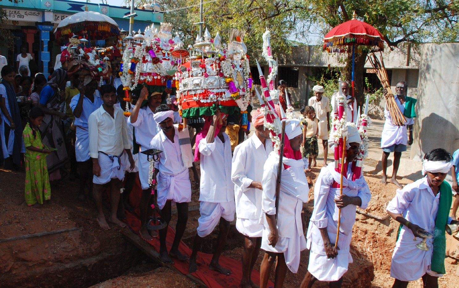 ಪುರ್ಲೆಹಳ್ಳಿ ಗ್ರಾಮದಲ್ಲಿ ನಡೆದ ಕಾಡುಗೊಲ್ಲರ ಕ್ಯಾತಪ್ಪನ ಪರಿವಾರದ ದೇವರುಗಳ ಮೆರವಣಿಗೆ (ಸಂಗ್ರಹ ಚಿತ್ರ)