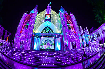 ಕ್ರಿಸ್‌ಮಸ್‌ ಹಬ್ಬದ ಅಂಗವಾಗಿ ಕಲಬುರಗಿಯ ಸೇಂಟ್‌ ಮೇರಿ ಚರ್ಚ್ ಆವರಣ ವಿದ್ಯುತ್‌ ದೀಪಗಳಿಂದ ಜಗಮಗಿಸುತ್ತಿರುವುದು.