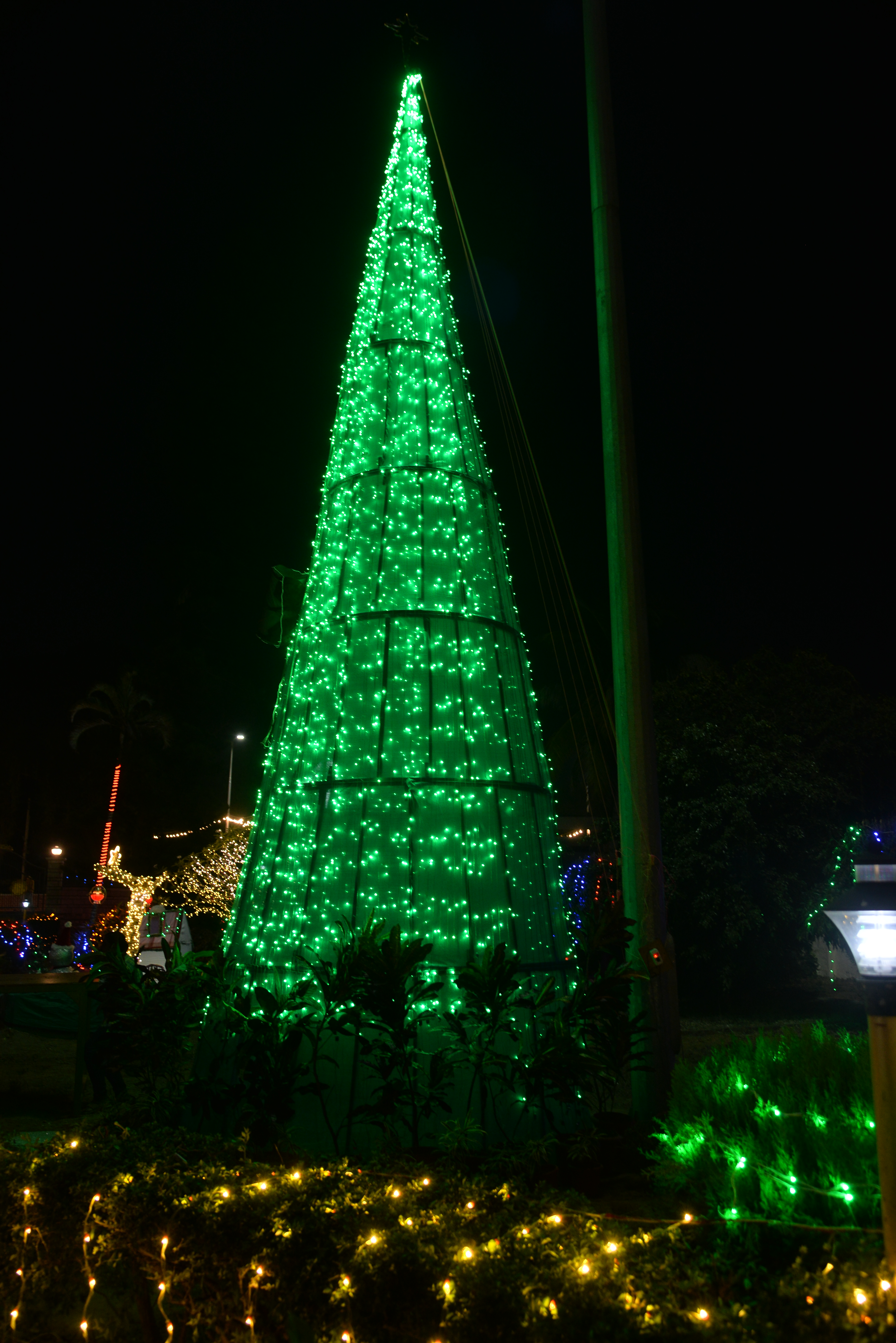 ಚರ್ಚ್‌ ಮುಂದೆ ನಿರ್ಮಿಸಿರುವ 30 ಅಡಿ ಎತ್ತರದ ಆಕರ್ಷಕ ಗೋಪುರ 