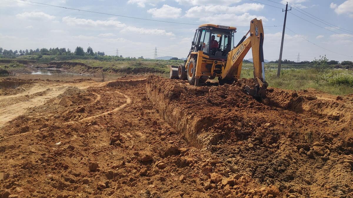 ಬಂಗಾರಪೇಟೆ | ಸಿದ್ದನಹಳ್ಳಿ ಕೆರೆ: ಅಕ್ರಮ ಮಣ್ಣು ಸಾಗಣೆ