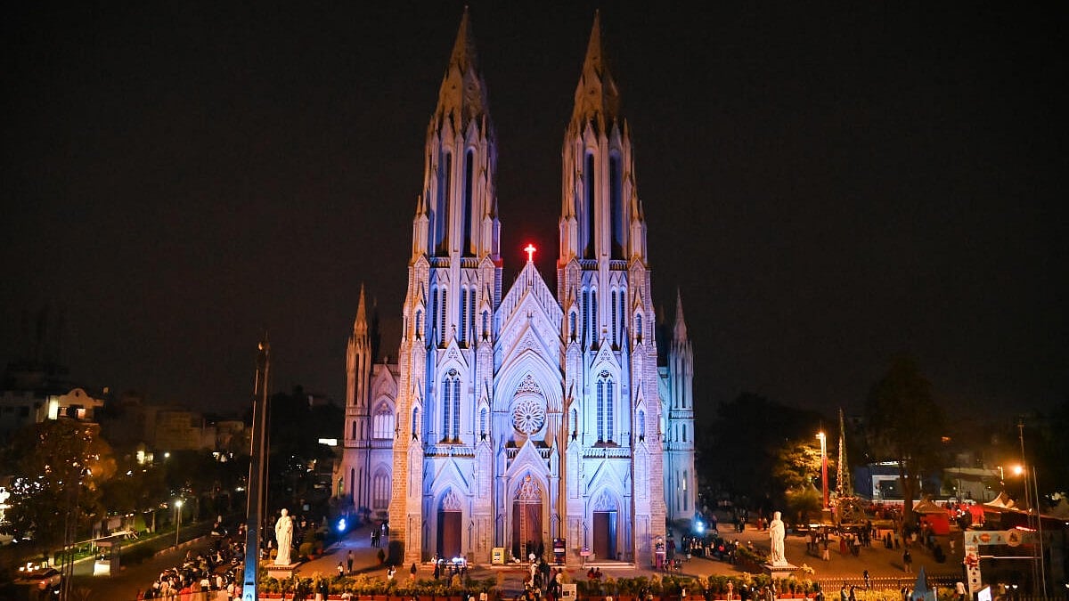 ಕ್ರಿಸ್‌ಮಸ್ ಸಂಭ್ರಮ: ವಿದ್ಯುತ್‌ ಬೆಳಕಿನಿಂದ ಕಂಗೊಳಿಸುತ್ತಿರುವ ಚರ್ಚ್‌ಗಳು