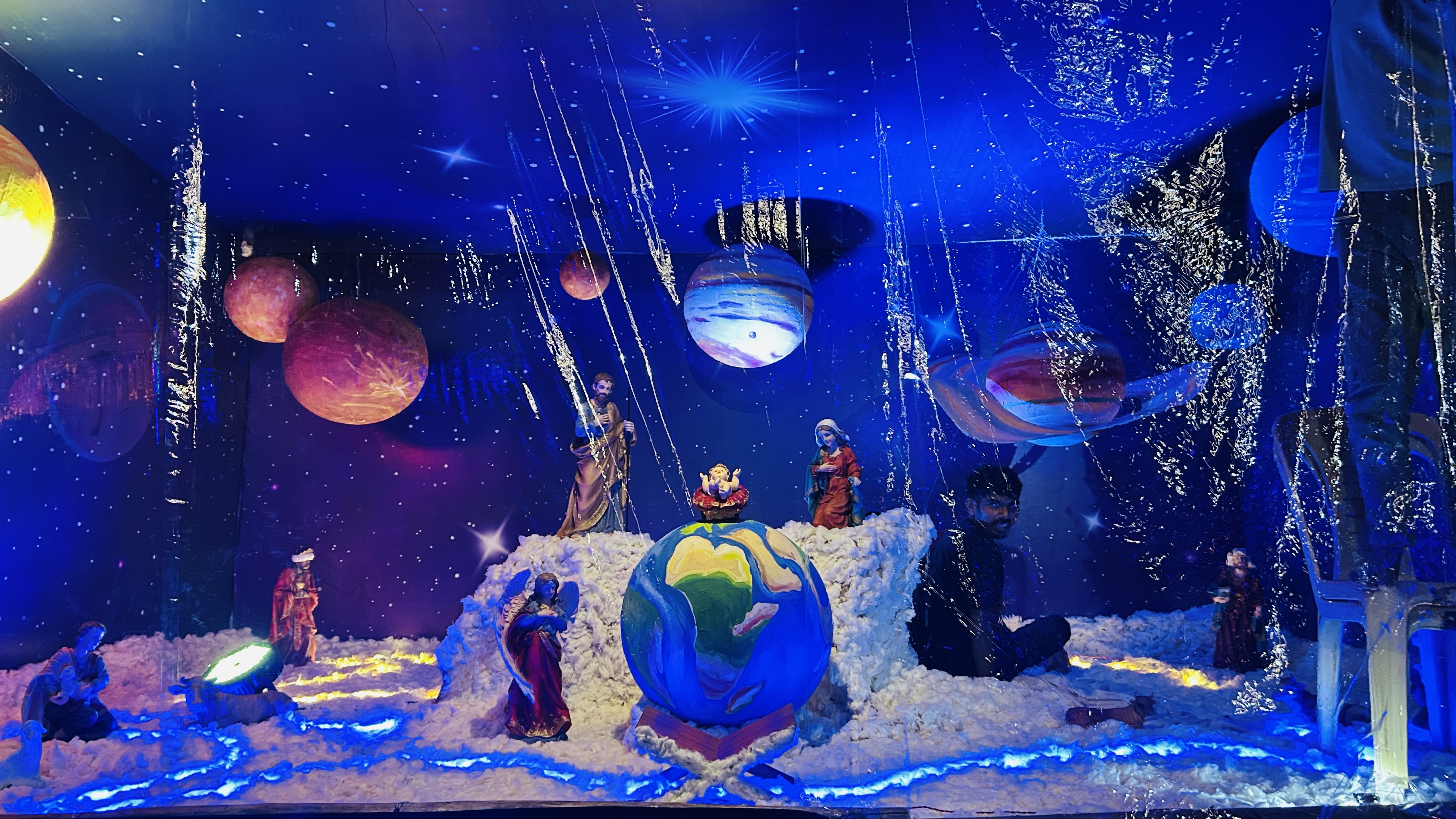 ಕೆಳಗೋಟೆಯ ಹೋಲಿ ಫ್ಯಾಮಿಲಿ ಚರ್ಚ್‌ ಆವರಣದಲ್ಲಿ ಆಕರ್ಷಿಸುತ್ತಿರುವ ‘ಗೋದಲಿ’ ಮಾದರಿ
ಪ್ರಜಾವಾಣಿ ಚಿತ್ರ– ವಿ.ಚಂದ್ರಪ್ಪ