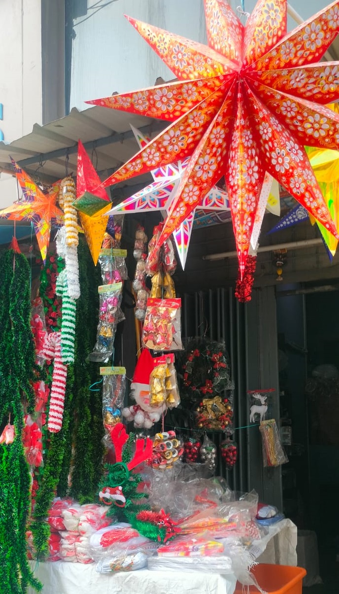 ರಾಮನಗರದ ಮುಖ್ಯರಸ್ತೆಯಲ್ಲಿರುವ ಅಂಗಡಿಯೊಂದರಲ್ಲಿ ಕ್ರಿಸ್‌ಮಸ್ ಪ್ರಯುಕ್ತ ಸಾಂಟಾಕ್ಲಾಸ್‌ ಟೋಪಿ ಸೇರಿದಂತೆ ಇತರ ಅಲಂಕಾರಿಕ ವಸ್ತುಗಳನ್ನು ಮಾರಾಟ ಮಾಡುತ್ತಿದ್ದ ದೃಶ್ಯ ಕಂಡುಬಂತು