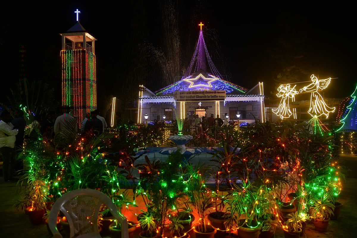 ಕೋಲಾರ: ಕ್ರಿಸ್‌ಮಸ್‌ ಹಬ್ಬಕ್ಕೆ ಬೆಳಕಿನ ಮೆರುಗು