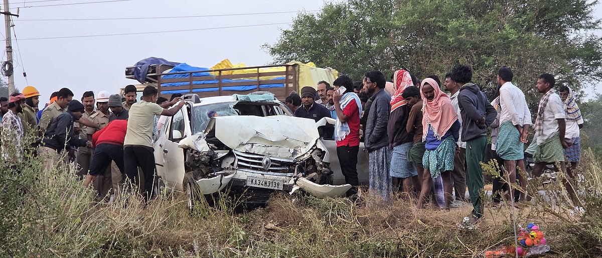 ತೆಕ್ಕಲಕೋಟೆ | ಕಾರು ಅಪಘಾತ: ಒಂದೇ ಕುಟುಂಬದ ಮೂವರ ಸಾವು