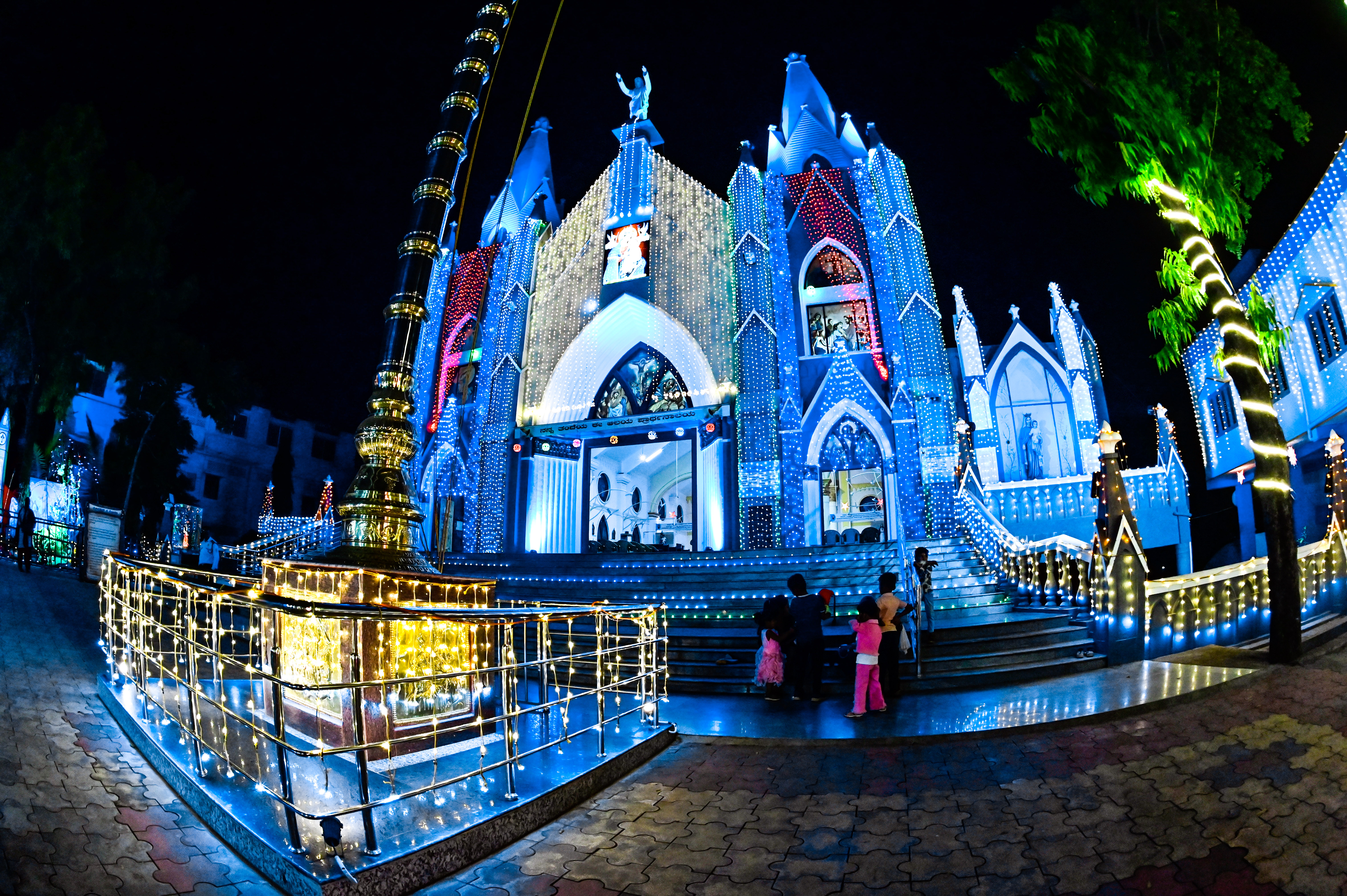 ಕ್ರಿಸ್‌ಮಸ್‌ ಹಬ್ಬದ ಅಂಗವಾಗಿ ಕಲಬುರಗಿಯ ಸೇಂಟ್‌ ಮೇರಿ ಚರ್ಚ್‌ ಆವರಣ ಬುಧವಾರ ವಿದ್ಯುತ್‌ ದೀಪಗಳ ಚಿತ್ತಾರದಲ್ಲಿ ಮಿಂದೆದ್ದಿರುವುದು ಪ್ರಜಾವಾಣಿ ಚಿತ್ರ: ತಾಜುದ್ದೀನ್ ಆಜಾದ್‌