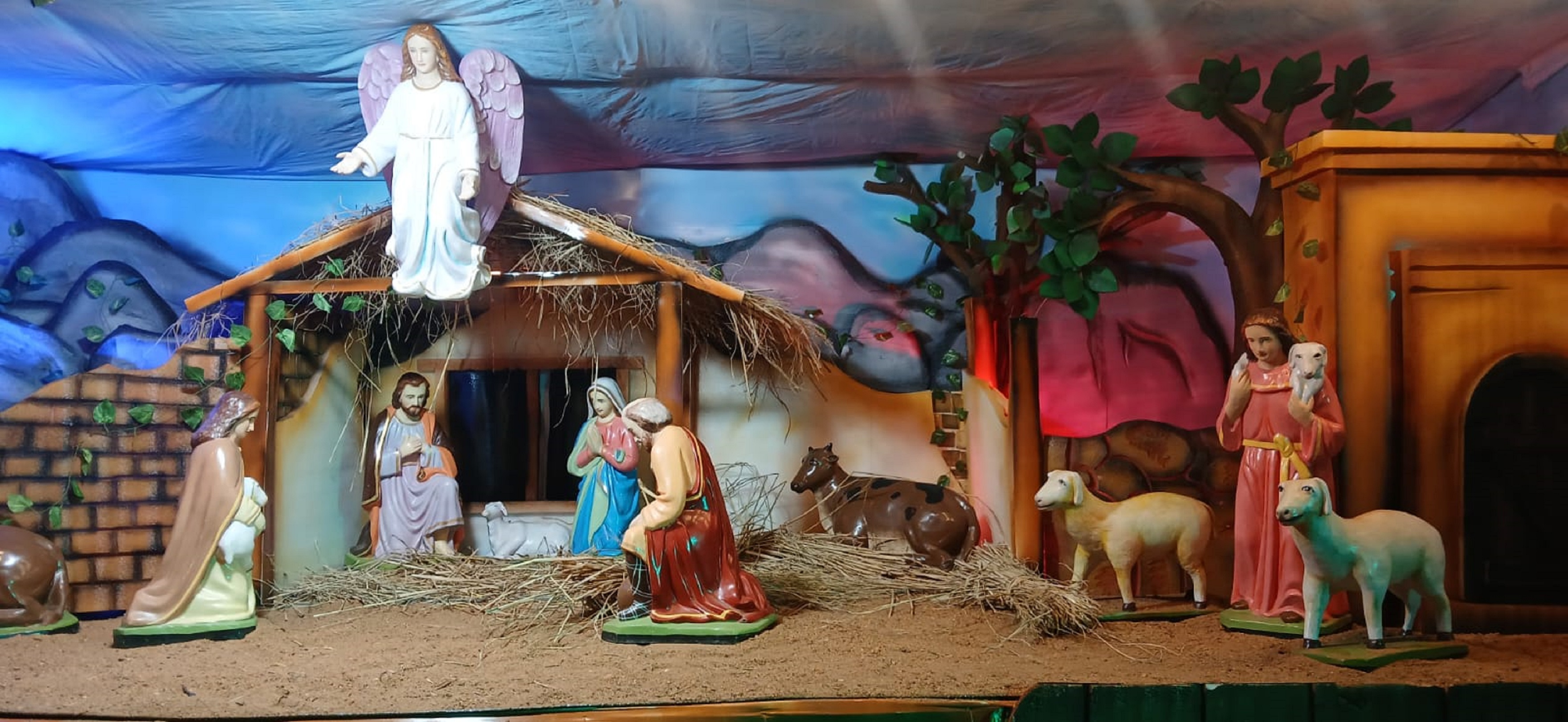 ಮಡಿಕೇರಿಯ ಸಂತ ಮೈಕಲರ ಚರ್ಚ್‌ನಲ್ಲಿ ಗೋದಲಿಗಳು ನಿರ್ಮಿಸಿದ್ದು ಕಣ್ಮನ ಸೆಳೆಯಿತು