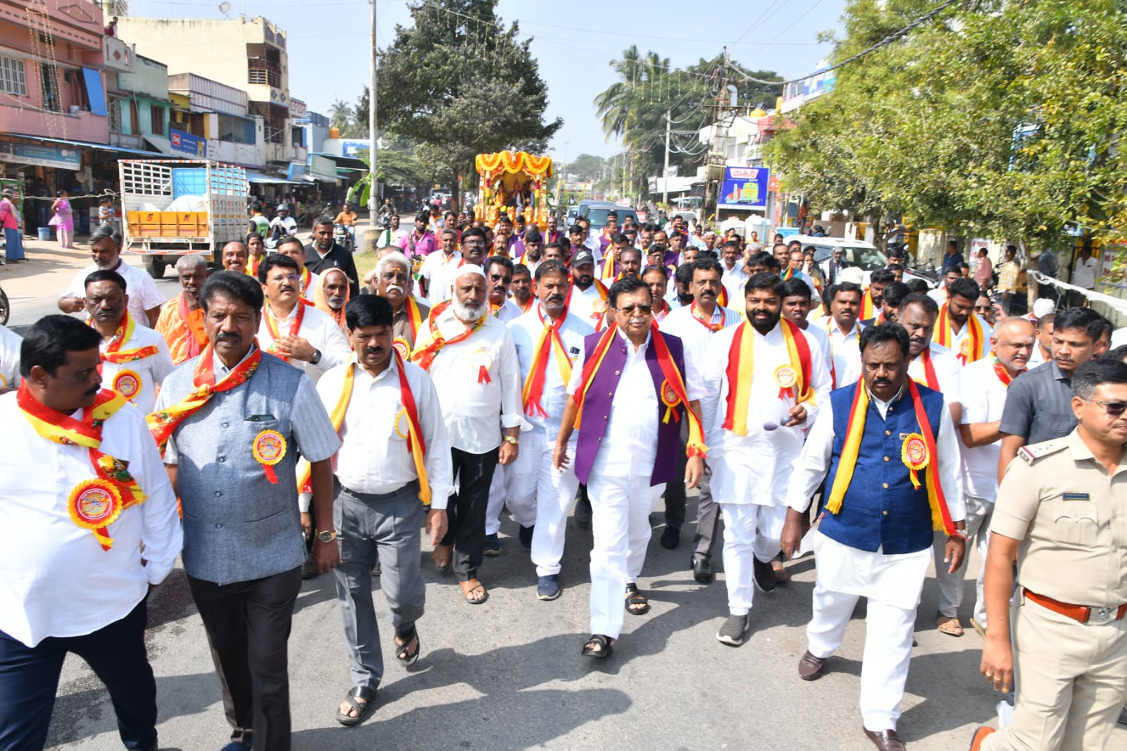 ಸಮ್ಮೇಳನದ ಅಧ್ಯಕ್ಷ ಕೆ.ಪಿ.ನಟರಾಜ್ ಅವರನ್ನು ಮೆರವಣಿಗೆ ಮೂಲಕ ಕರೆ ತರಲಾಯಿತು