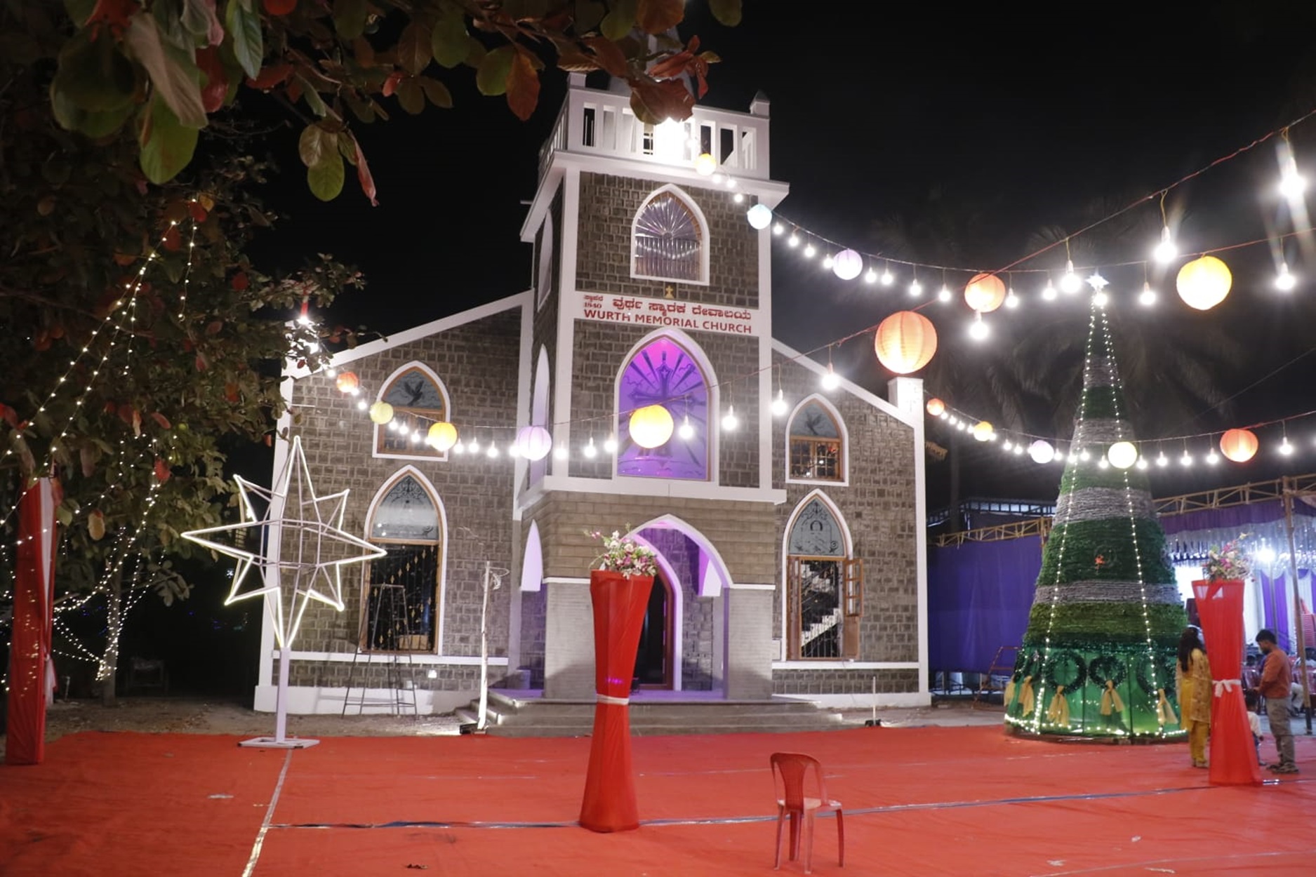 ಗದಗ ನಗರದ ವುರ್ಥ್‌ ಸ್ಮಾಕರ ಚರ್ಚ್‌ಗೆ ಕ್ರಿಸ್‌ಮಸ್‌ ದೀಪಾಲಂಕಾರ