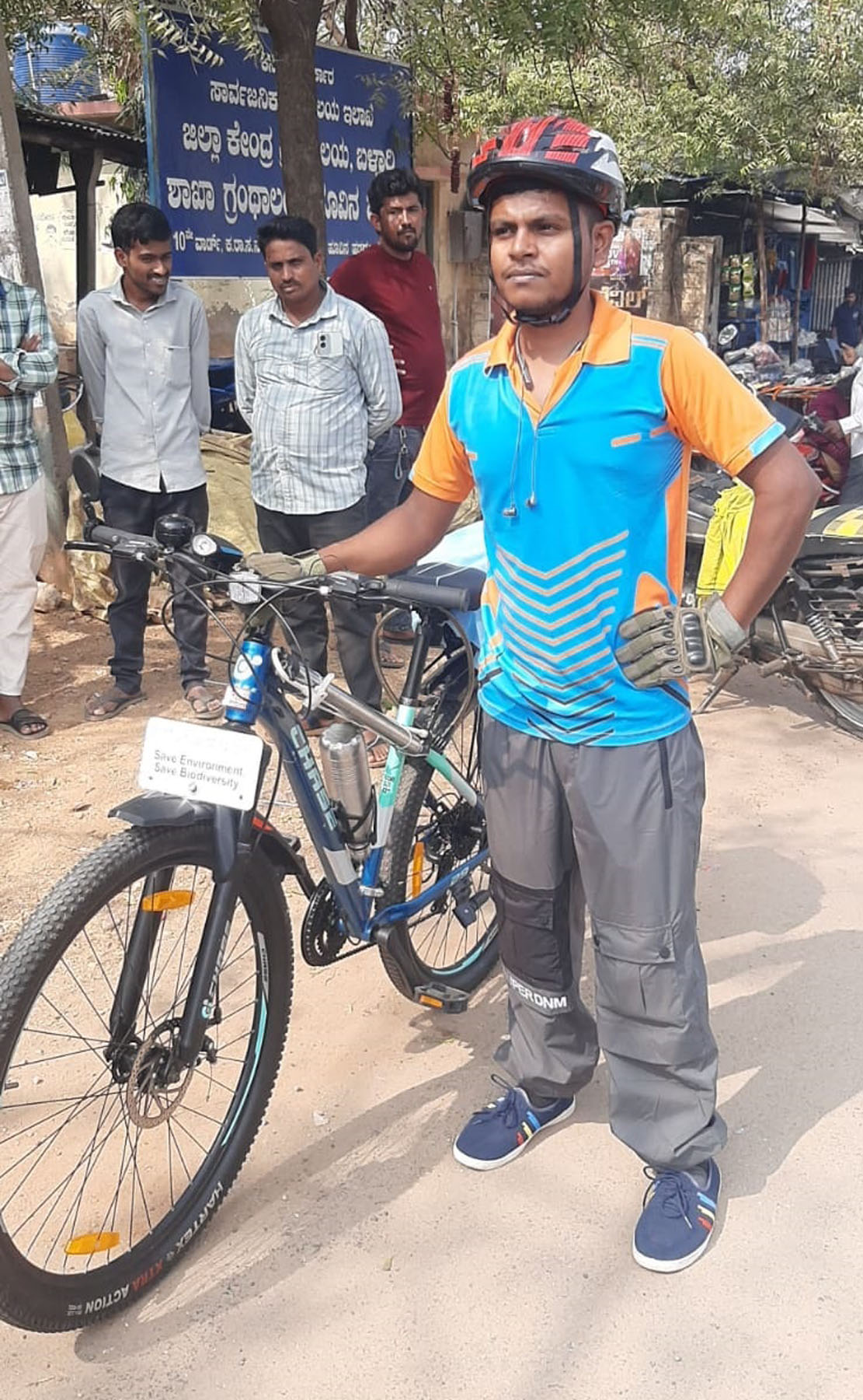 ಹೂವಿನಹಡಗಲಿ ತಾಲ್ಲೂಕು ಮುದೇನೂರು ಗ್ರಾಮದ ಕೆ.ನವೀನಕುಮಾರ್ ಪಂಜಾಬ್ ರಾಜ್ಯಕ್ಕೆ ಸೈಕಲ್ ಯಾತ್ರೆ ಆರಂಭಿಸಿರುವುದು