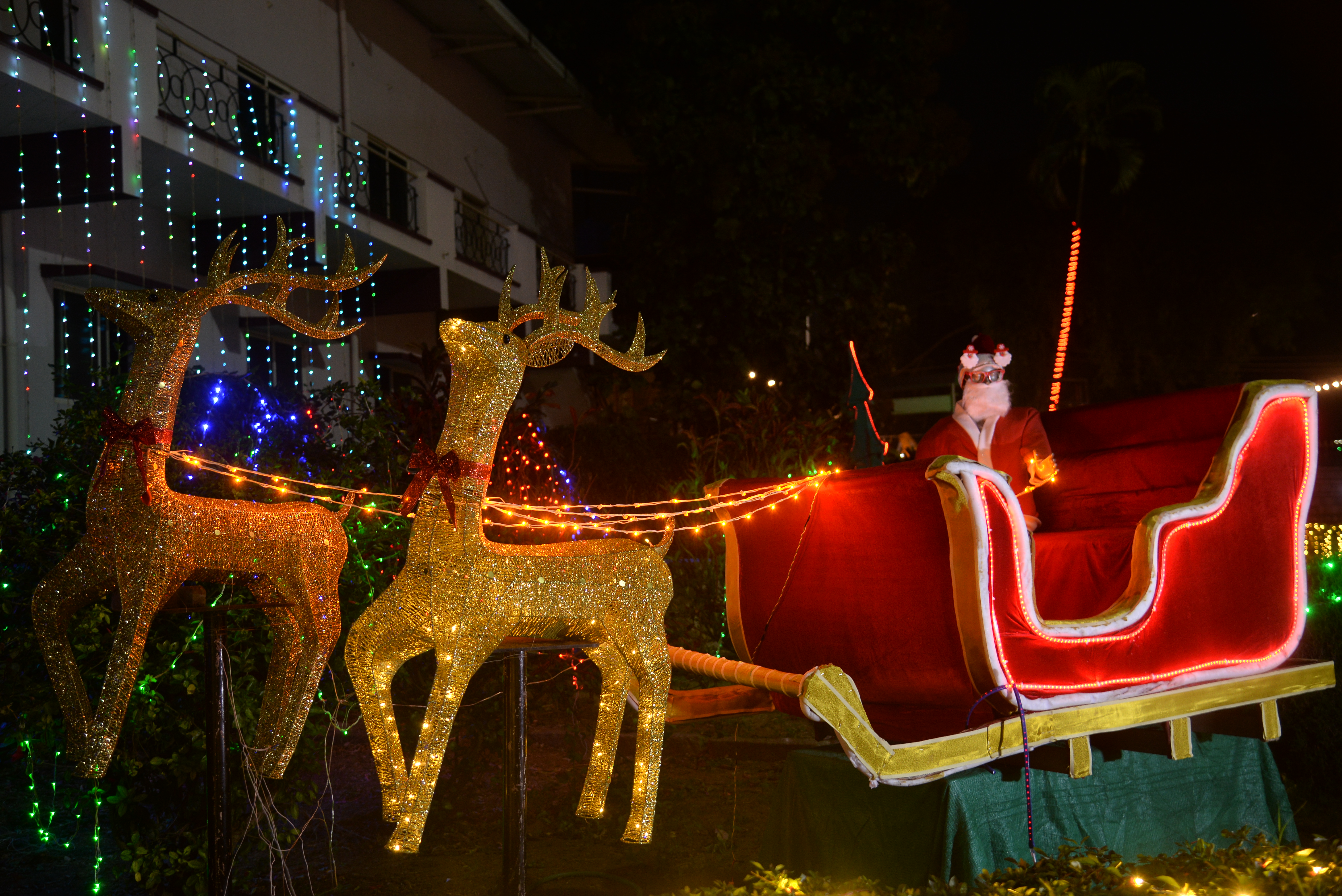 ಮೆಥೊಡಿಸ್ಟ್‌ ಚರ್ಚ್‌ನಲ್ಲಿ ಗಮನ ಸೆಳೆಯುತ್ತಿರುವ ಸಾಂತಾಕ್ಲಾಸ್‌ನ ಸವಾರಿಯ ಪ್ರತಿಕೃತಿ