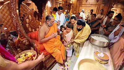 ಬೃಂದಾವನದ ದರ್ಶನ ಪಡೆದು, ರಾಘವೇಂದ್ರ ಮಠದ ಪೀಠಾಧಿಪತಿ ಆಶೀರ್ವಾದವನ್ನೂ ಪಡೆದುಕೊಂಡಿದ್ದಾರೆ 