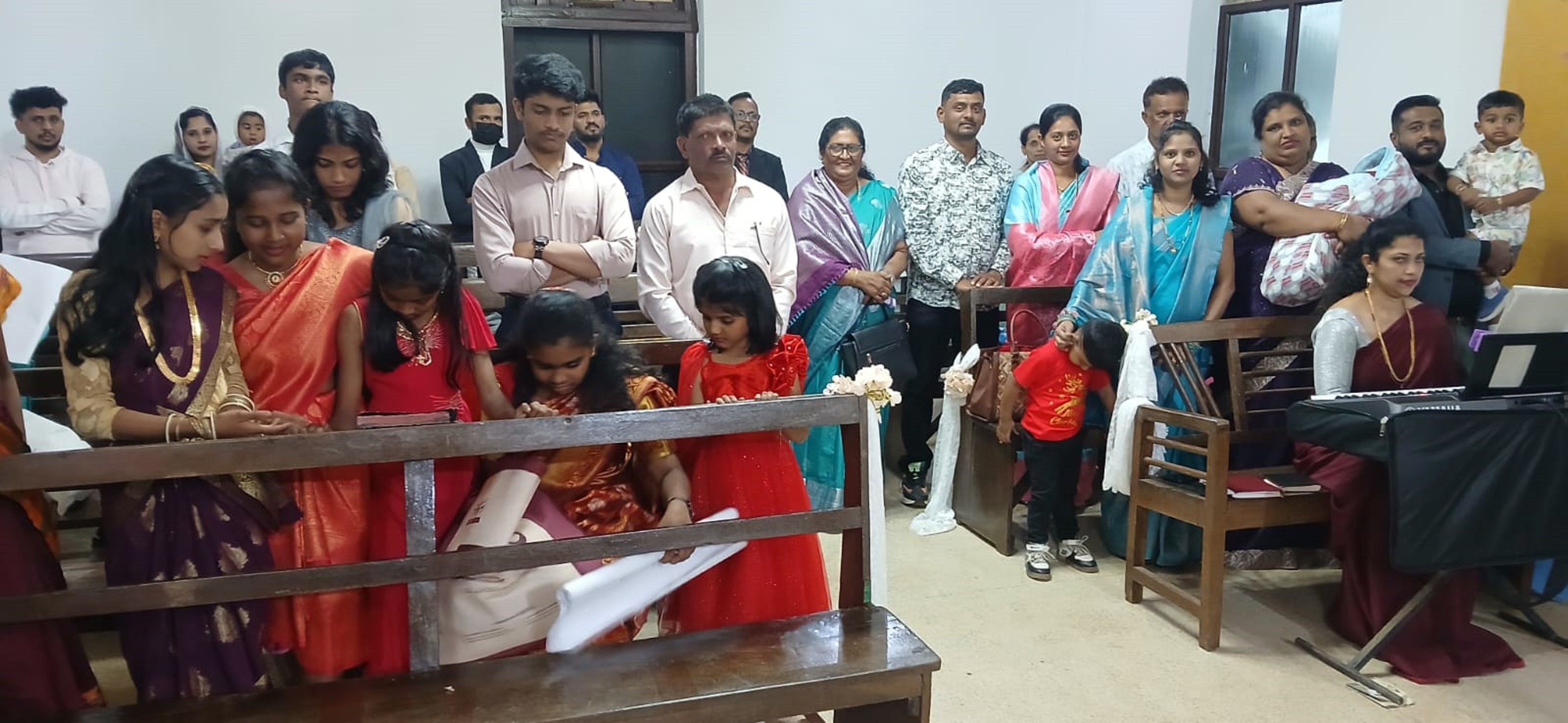 ಕ್ರಿಸ್‌ಮಸ್‌ ಮುನ್ನಾ ದಿನವಾದ ಬುಧವಾರ ಮಡಿಕೇರಿಯ ಸಿಎಸ್‌ಐ ಶಾಂತಿ ಚರ್ಚ್‌ನಲ್ಲಿ ನಡೆದ ವಿಶೇಷ ಪ್ರಾರ್ಥನೆಯಲ್ಲಿ ಜನರು ಭಾಗಿಯಾಗಿದ್ದರು