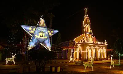 ಕ್ರಿಸ್‌ಮಸ್‌ ಅಂಗವಾಗಿ ಮೈಸೂರಿನ ಸೇಂಟ್‌ ಸಿ ಎಸ್ ಐ ವೆಸ್ಲಿ ಚರ್ಚ್‌ಗೆ ಆಕರ್ಷಕ ವಿದ್ಯುತ್‌ ದೀಪಾಲಂಕಾರ ಮಾಡಲಾಗಿದೆ