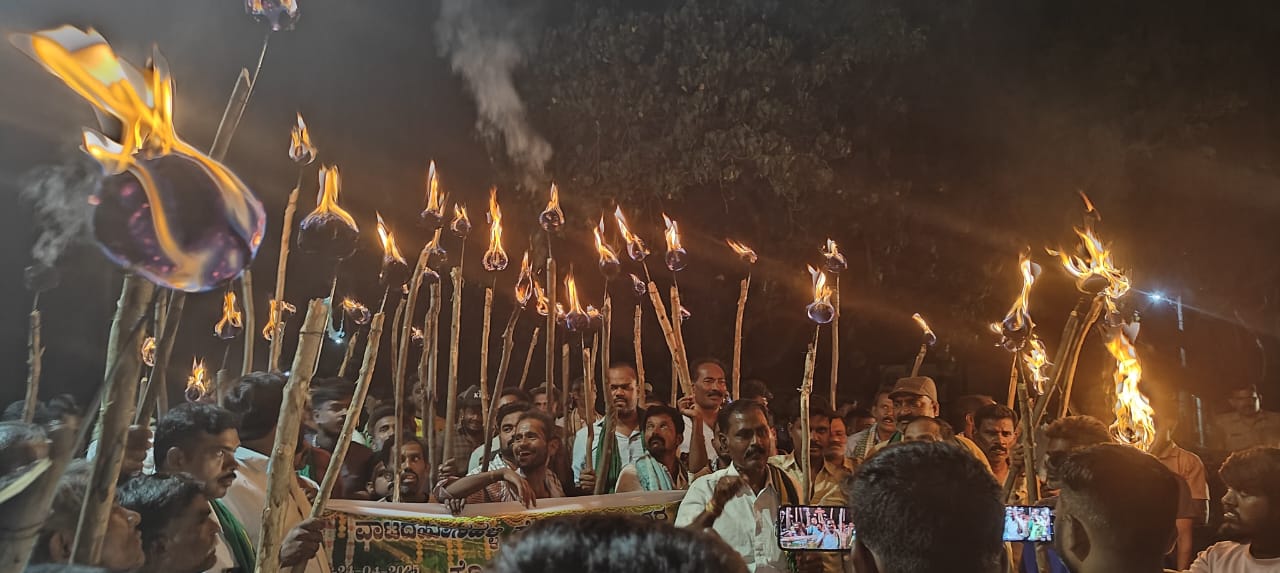 ಗೌರಿಬಿದನೂರಿಗೆ ನೀರು ಹರಿಸುವುದನ್ನು ವಿರೋಧಿಸಿ ವಾಟದಹೊಸಹಳ್ಳಿ ರೈತರ ಪಂಜಿನ ಮೆರವಣಿಗೆ