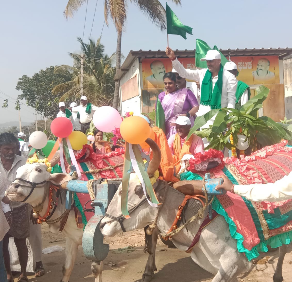 ಹಳೇಬೀಡು ಸಮೀಪದ ಗಂಗೂರು ಗ್ರಾಮದಲ್ಲಿ ನಡೆದ ರೈತ ದಿನಾಚರಣೆಯ ಮೆರವಣಿಗೆಯಲ್ಲಿ ಶಾಸಕ ಎಚ್.ಕೆ.ಸುರೇಶ್ ಎತ್ತಿನ ಗಾಡಿಯಲ್ಲಿ ಭಾಗವಹಿಸಿದ್ದರು