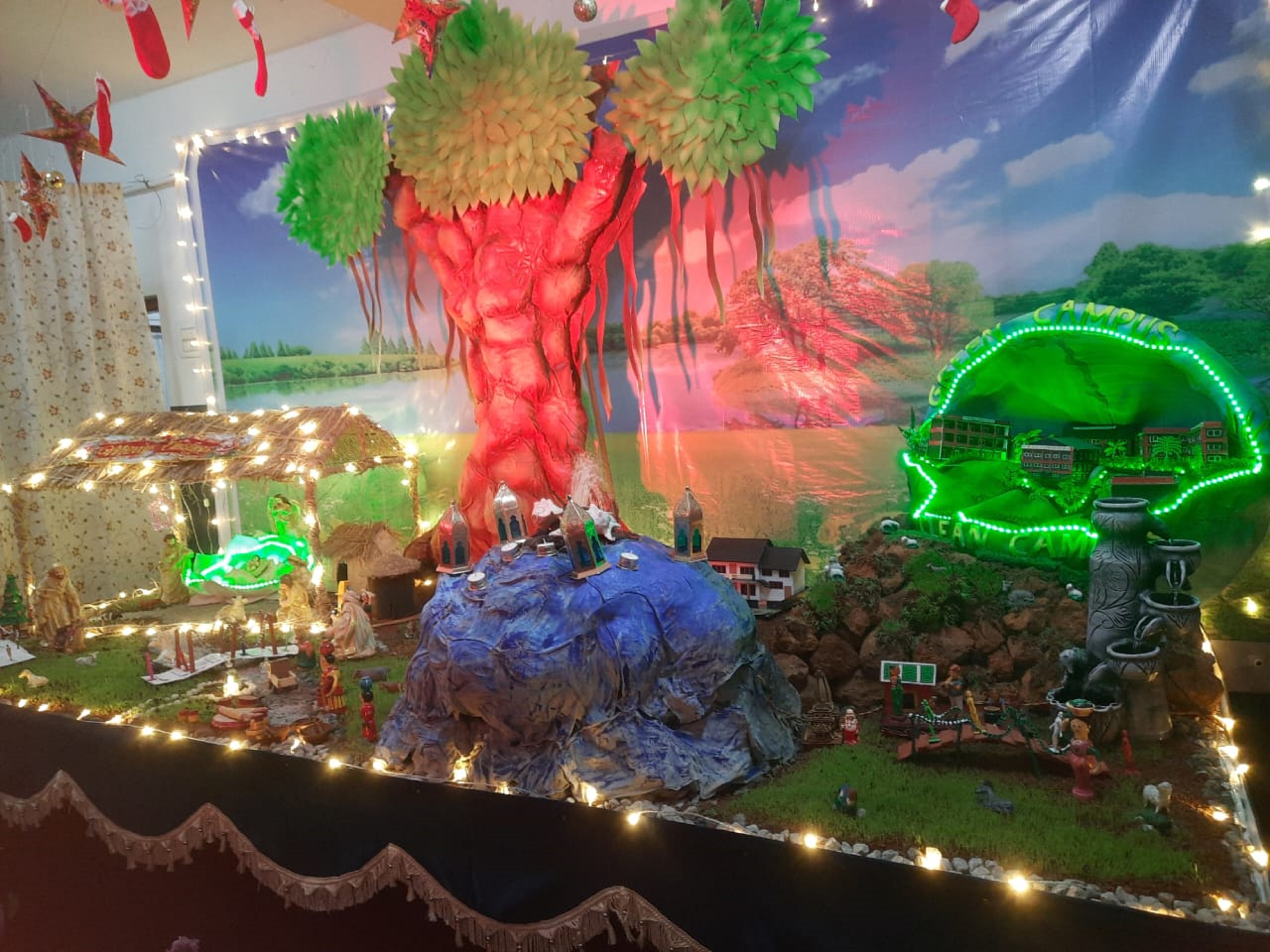 ಮಡಿಕೇರಿ ಸಂತ ಮೈಕಲರ ಚರ್ಚ್‌ನಲ್ಲಿ ನಡೆದ ಗೋದಲಿ ನಿರ್ಮಿಸುವ ಸ್ಪರ್ಧೆಯಲ್ಲಿ ಪ್ರಥಮ ಸ್ಥಾನ ಪಡೆದ ಪ್ರಾಥಮಿಕ ಕನ್ನಡ ಮಾಧ್ಯಮ ಶಾಲಾ ವಿದ್ಯಾರ್ಥಿಗಳು ರಚಿಸಿದ ಗೋದಲಿ