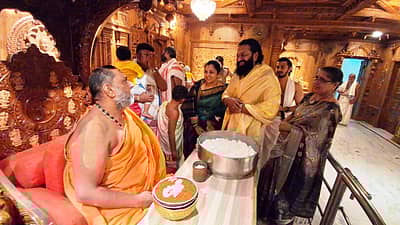 ನಟ, ನಿರ್ದೇಶಕ ರಿಷಬ್ ಶೆಟ್ಟಿ ಕುಟುಂಬದವರ ಜತೆ ಮಂತ್ರಾಲಯಕ್ಕೆ ಭೇಟಿ ನೀಡಿದ್ದಾರೆ.