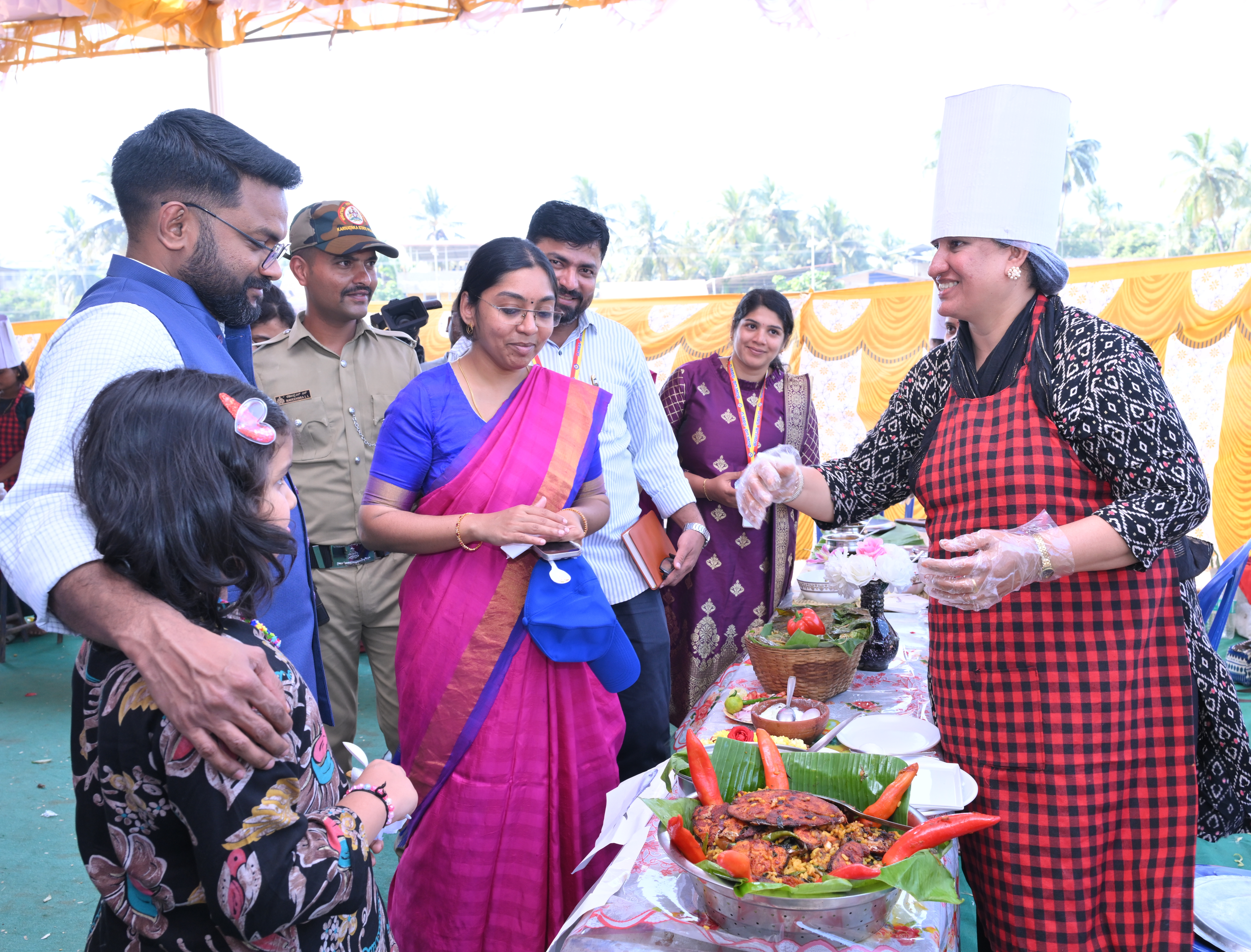 ಕರಾವಳಿ ಉತ್ಸವದ ಸಪ್ತಾಹದ ಅಂಗವಾಗಿ ಮಾಲಾದೇವಿ ಮೈದಾನದಲ್ಲಿ ಹಮ್ಮಿಕೊಂಡಿದ್ದ ಖಾದ್ಯಮೇಳದಲ್ಲಿ ಮಹಿಳಾ ಬಾಣಸಿಗರೊಬ್ಬರು ಸಿದ್ಧಪಡಿಸಿದ ಖಾದ್ಯದ ಬಗ್ಗೆ ಜಿಲ್ಲಾಧಿಕಾರಿ ಕೆ.ಲಕ್ಷ್ಮಿಪ್ರಿಯಾ ಮಾಹಿತಿ ಪಡೆದರು. ಜಿಲ್ಲಾ ಪಂಚಾಯಿತಿ ಸಿಇಒ ಡಾ.ದಿಲೀಷ್ ಶಶಿ ಪಾಲ್ಗೊಂಡಿದ್ದರು.