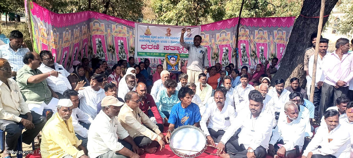 ಪುರಸಭೆಯಿಂದ ಉತಾರೆ ನೀಡದೆ ನಿರ್ಲಕ್ಷ್ಯ ಆರೋಪ: ತಹಶೀಲ್ದಾರ್‌ ಕಚೇರಿ ಎದುರು ಧರಣಿ