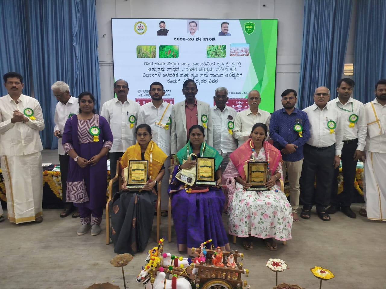 ರಾಯಚೂರು ಕೃಷಿ ವಿವಿಯಲ್ಲಿ ಮಂಗಳವಾರ ನಡೆದ ಸಿರಿಧಾನ್ಯ ವಾಣಿಜ್ಯ ಮೇಳದಲ್ಲಿ ಪ್ರಗತಿಪರ ರೈತ ಮಹಿಳೆಯರನ್ನು ಸನ್ಮಾನಿಸಲಾಯಿತು