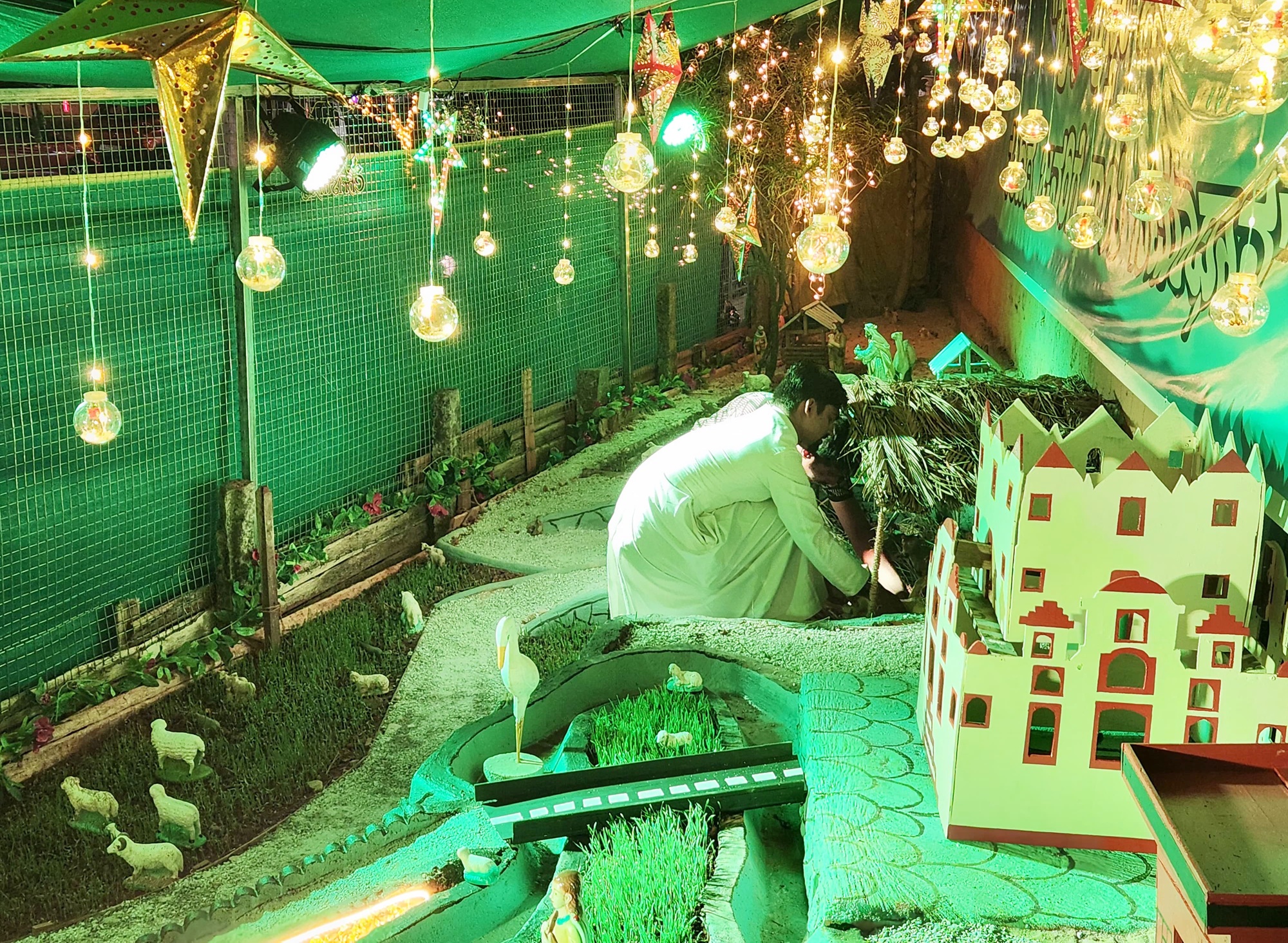 ತೀರ್ಥಹಳ್ಳಿಯ ಚರ್ಚ್‌ ಮುಂಭಾಗದಲ್ಲಿ ನಿರ್ಮಿಸಿರುವ ಗೋದಲಿಯಲ್ಲಿ ಬಾಲ ಏಸುವನ್ನು ಫಾದರ್‌ ಪ್ರತಿಷ್ಠಾಪಿಸಿದರು